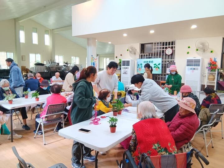 東華大學赴文健站推動綠色療癒,透過編織促進人際交流互助合作