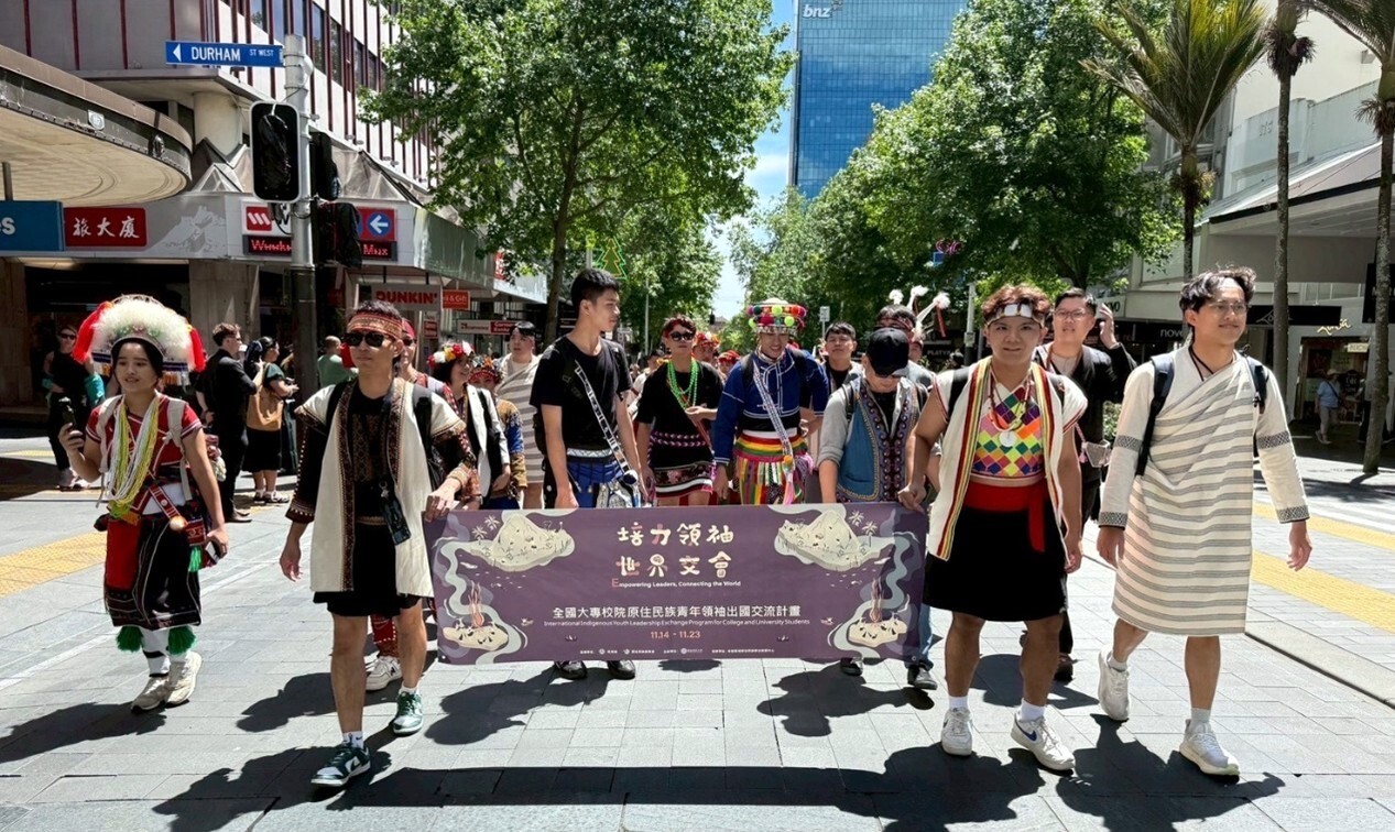 由國立臺東大學熊同鑫主任帶領,在奧克蘭市進行國家遊行