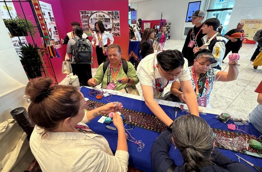 於會場進行手作體驗及學員海報分享