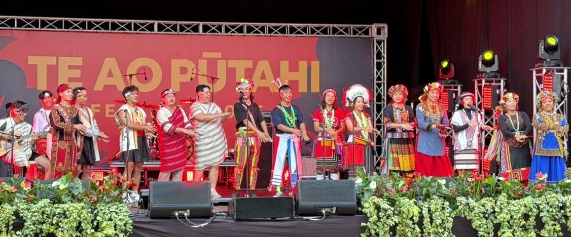 主辦單位邀請至台上演出