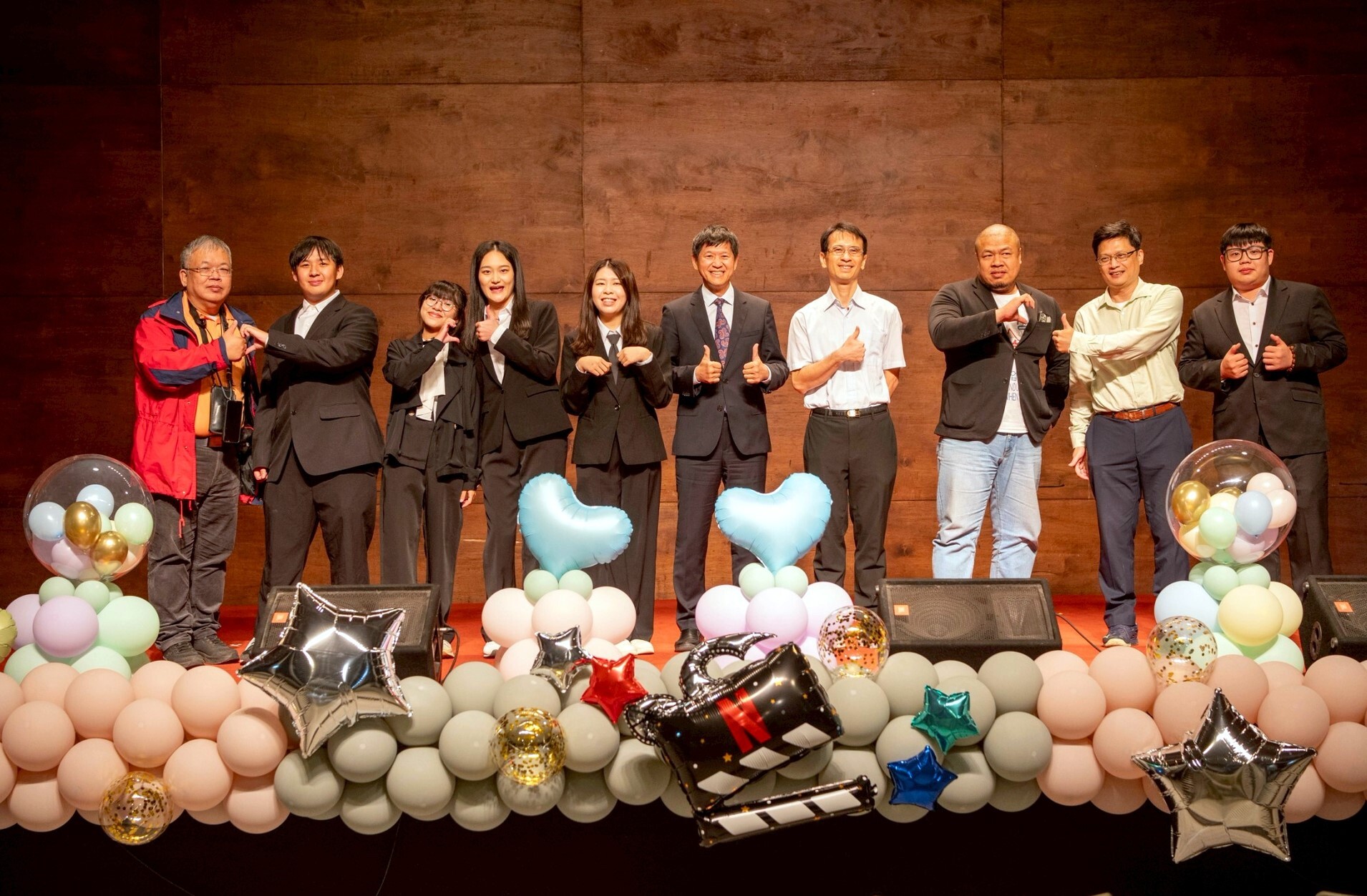 學生籌備團隊與教師開心合影