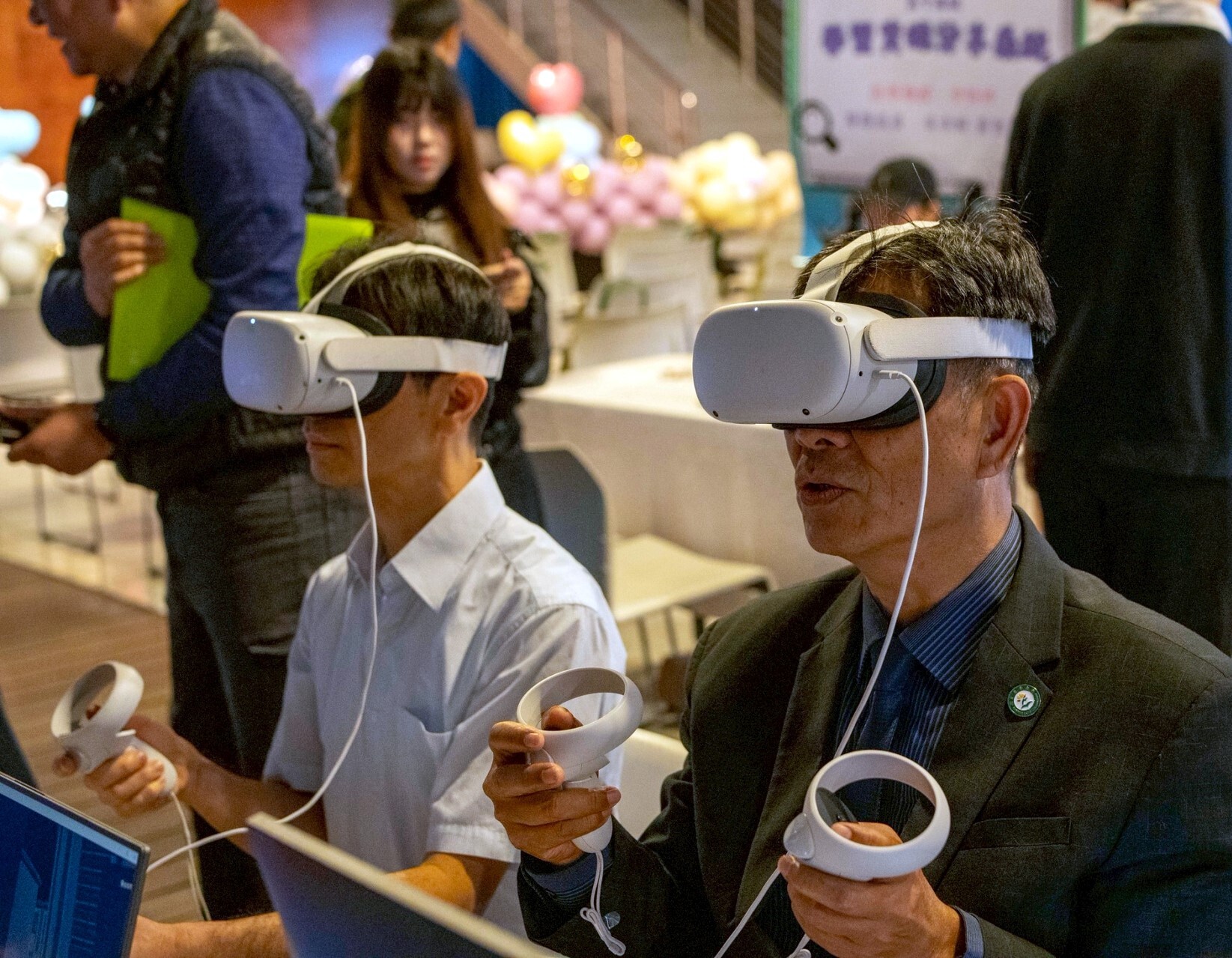 徐校長於現場體驗VR裝置