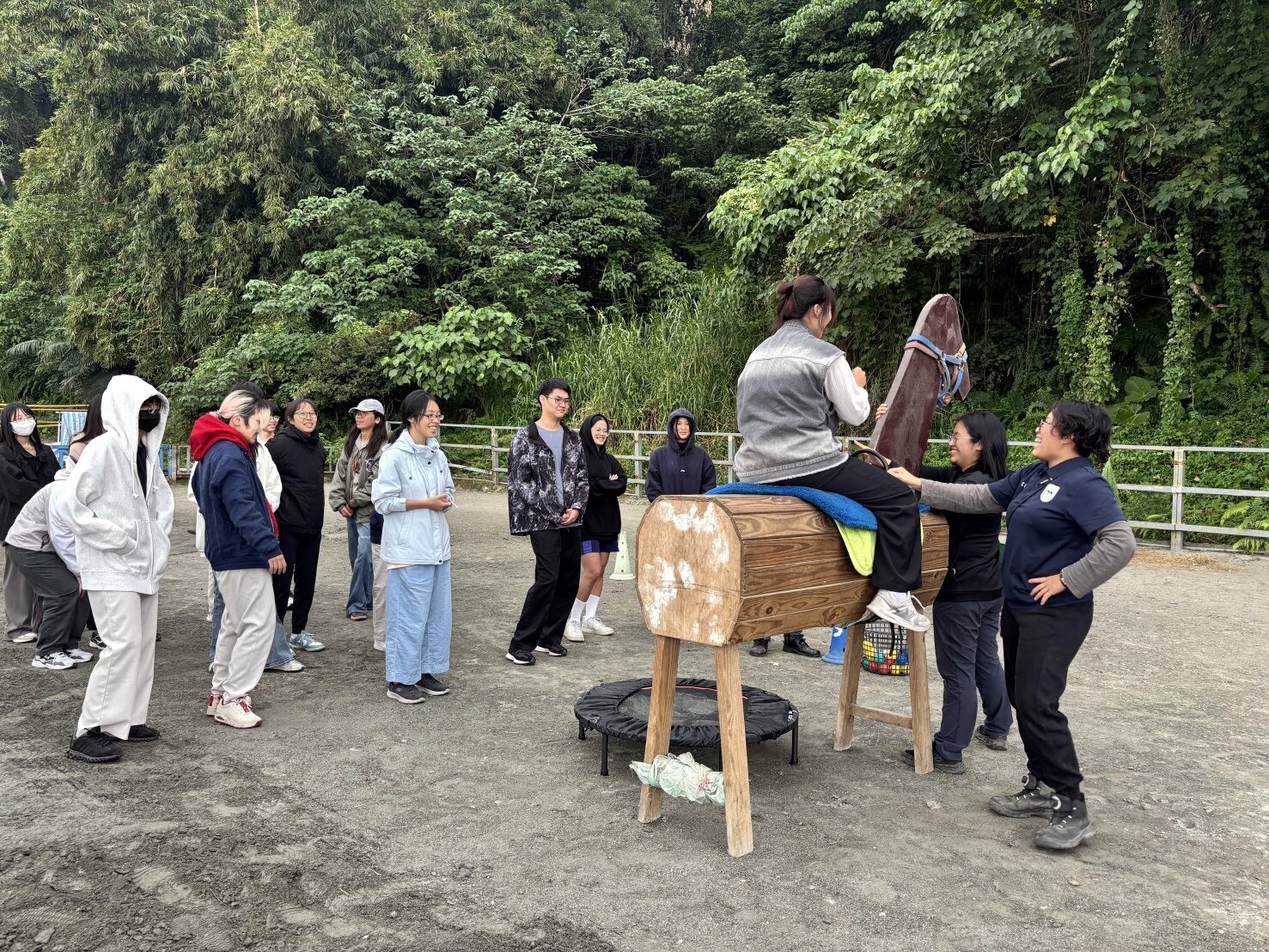 學生練習用彈跳床翻身上馬