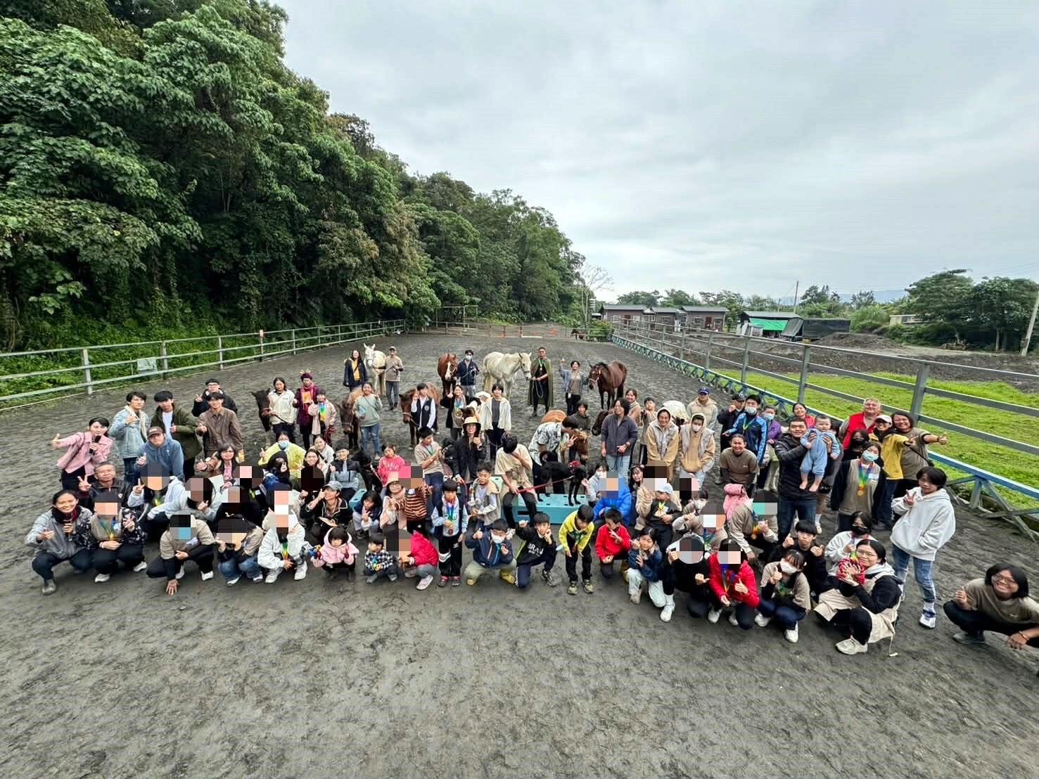 臺灣兒童發展協會馬匹輔助教育中心冬日暖陽融合運動會圓滿結束大合照
