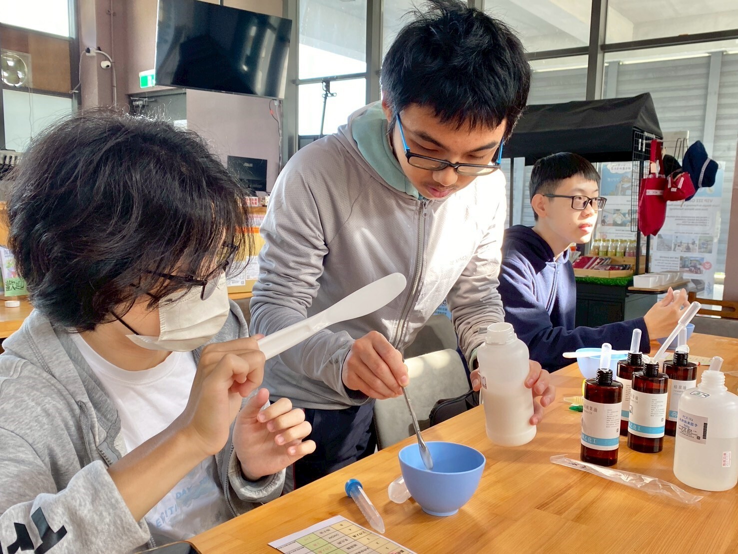 VIP5課程-「柚子保養品DIY組」體驗的設計課程單元(由東華大學社會責任行動中心提供)