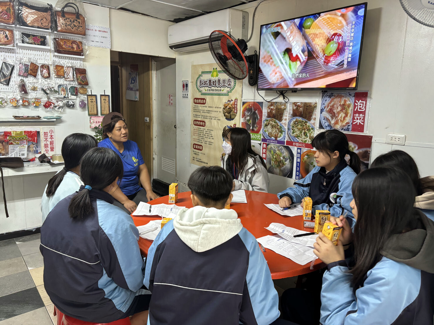 與在地商家 青蛙小吃店 潘秋美女士 進行訪談