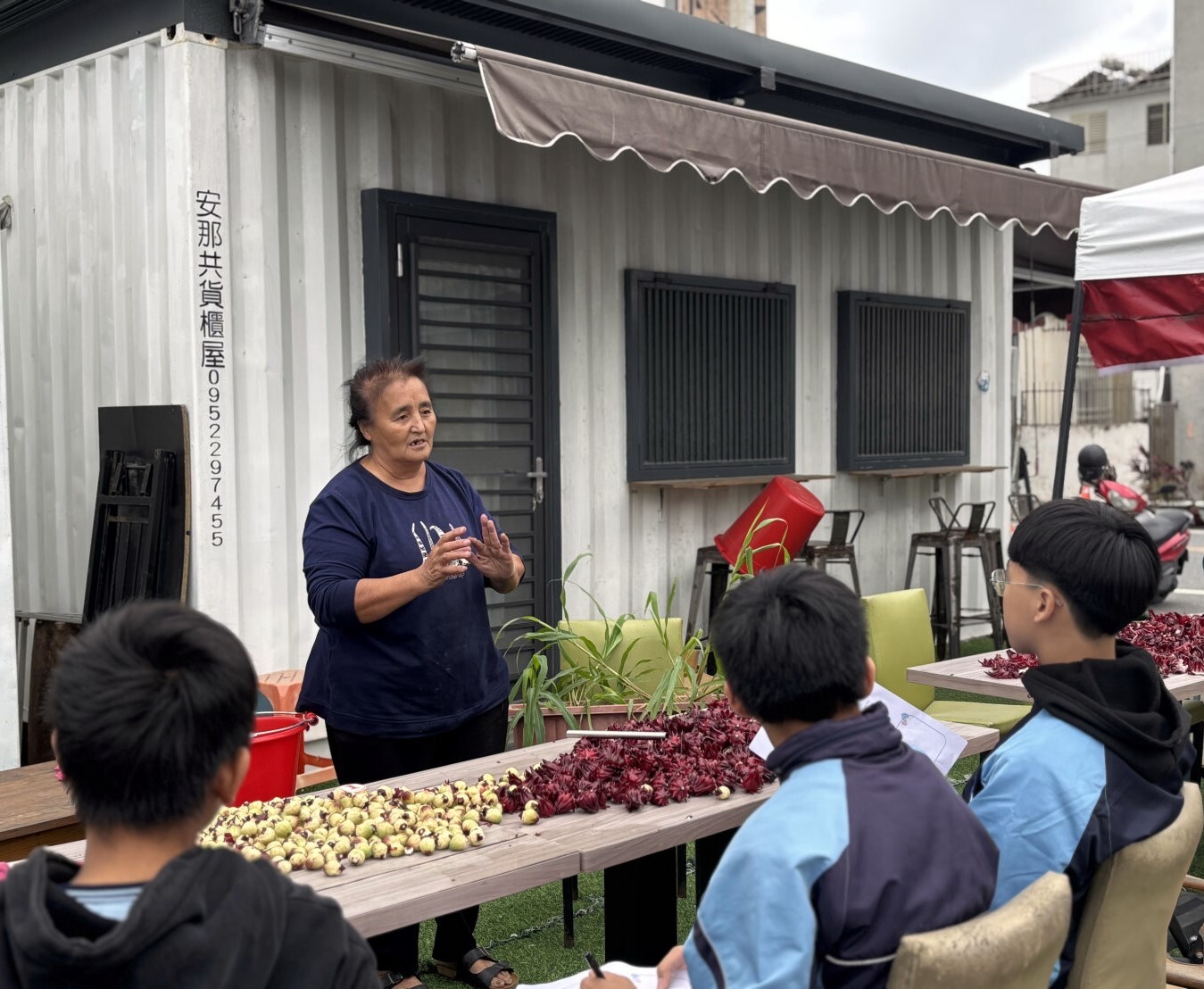 學生認真聆聽在地農特產介紹