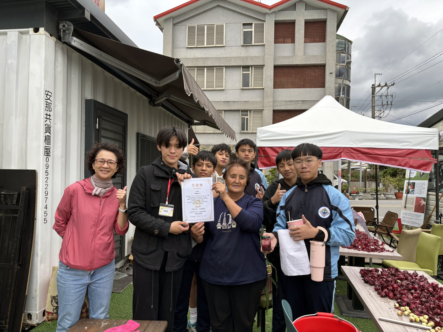 與在地長輩 涂昭美女士 進行合影