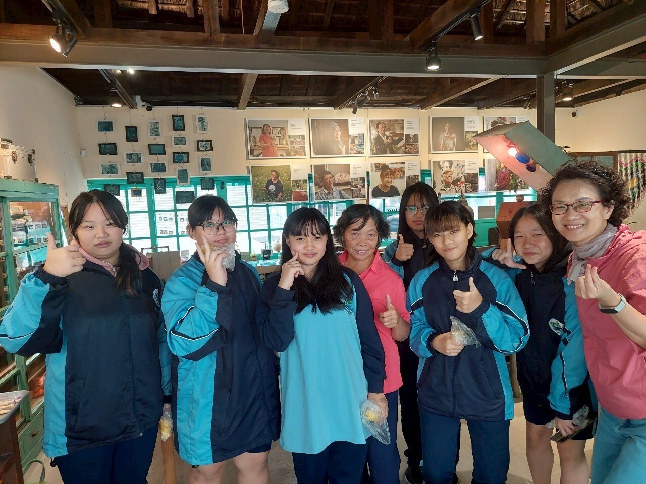 與在地長輩 盧快妹女士 進行合影