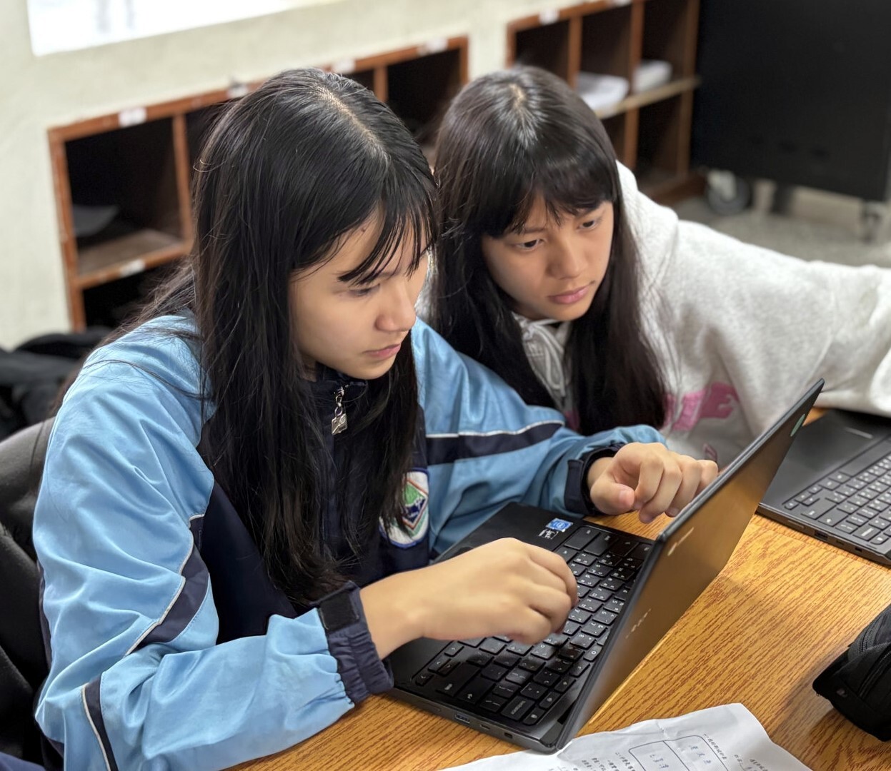 學生認真製作成果報告