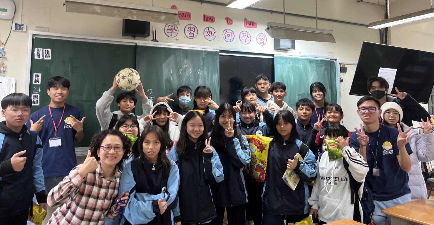 團隊與學生進行合影