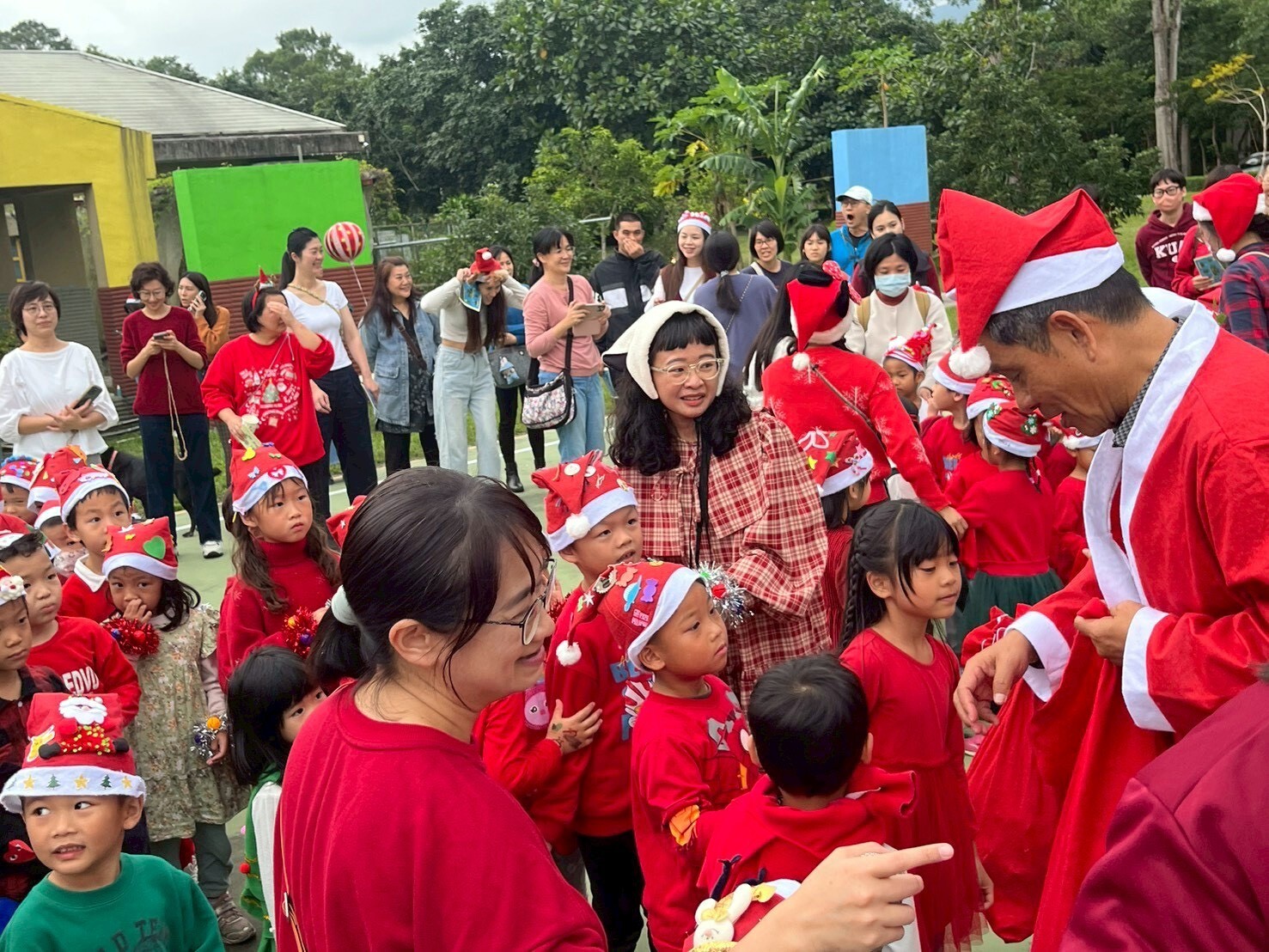 徐輝明校長裝扮成聖誕老人驚喜獻身