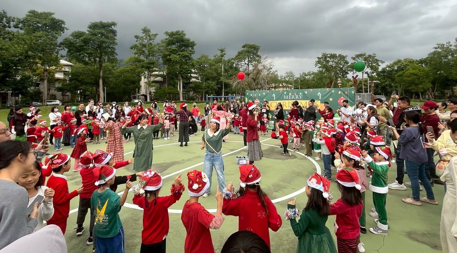 手牽手象徵圓滿的大會舞