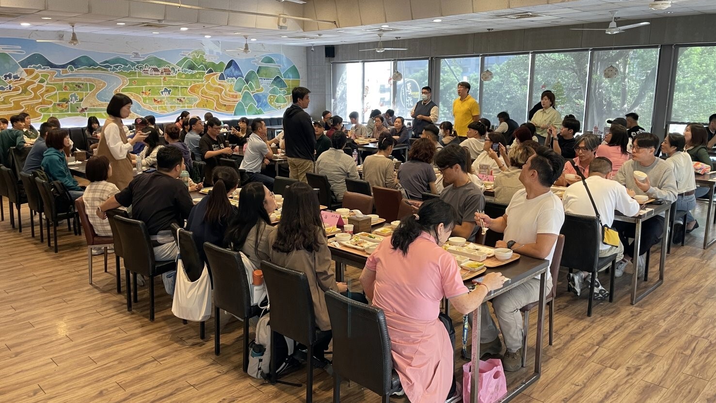 校外教學團於烏龍院家庭食堂用餐