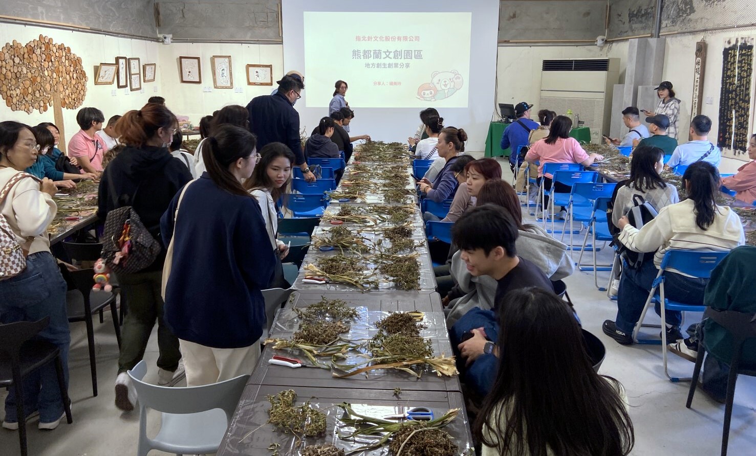 同學們參與「香草槌打棒」DIY