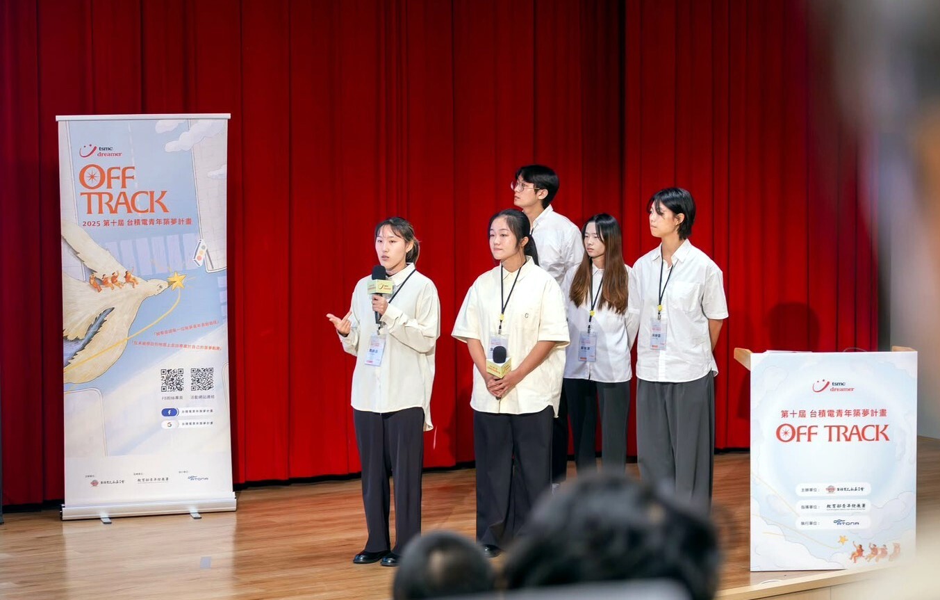 決審當天站上舞台,向評審完整呈現團隊成果與理念