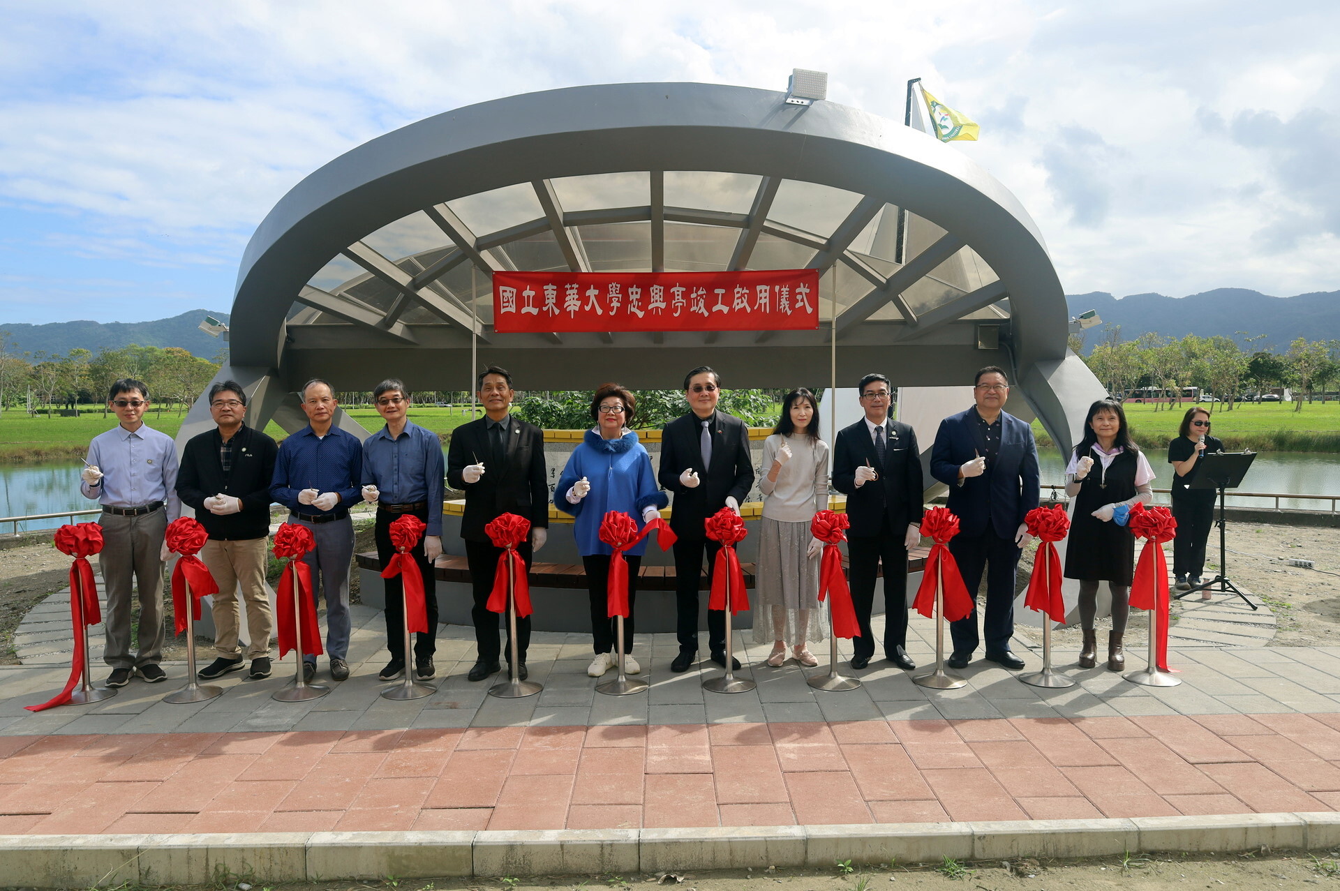 剪綵人員左起:林楚軒研發處長、林俊瑩學務長、張德勝主任秘書、郭永綱副校長、徐輝明校長、郭元瑾董事長、趙涵㨗校長、朱嘉雯院長、石忠山副校長、廖慶華院長、何俐眞總務長