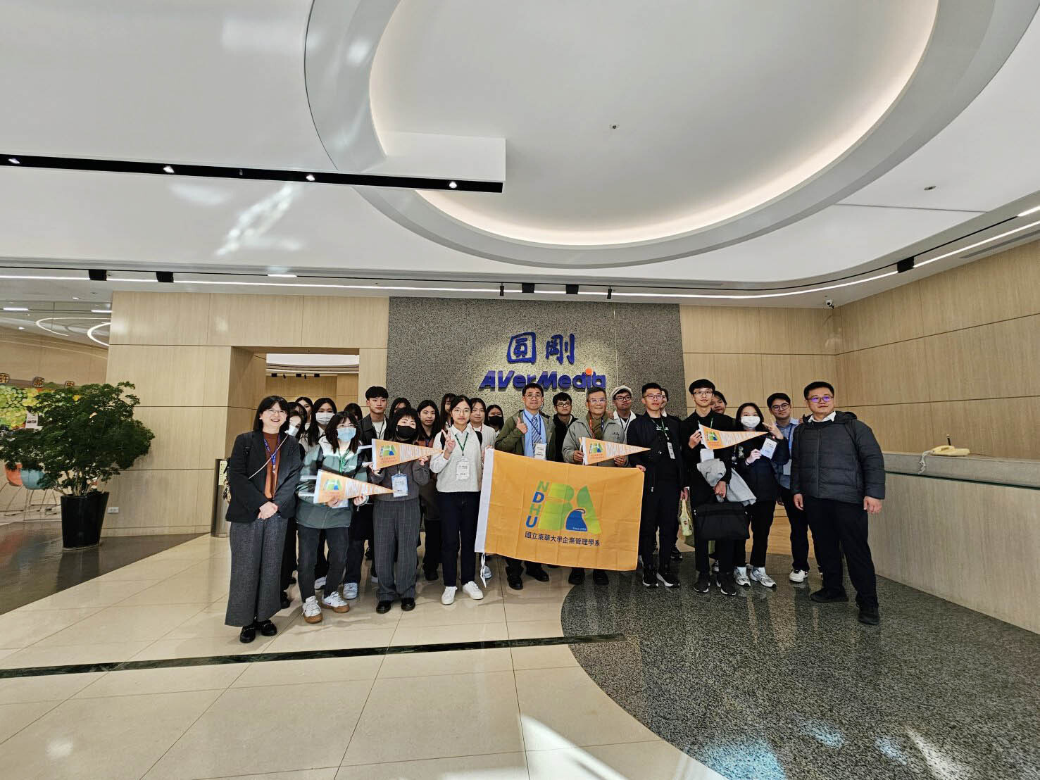 東華大學企管系參訪圓剛科技,與郭重松董事長合影