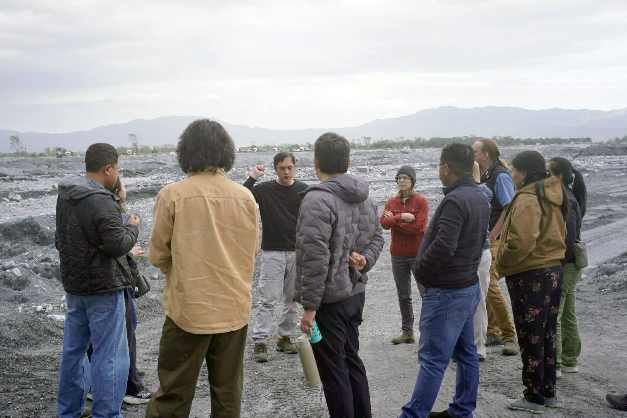 於馬太鞍橋下泥沙淤積區進行現地解說