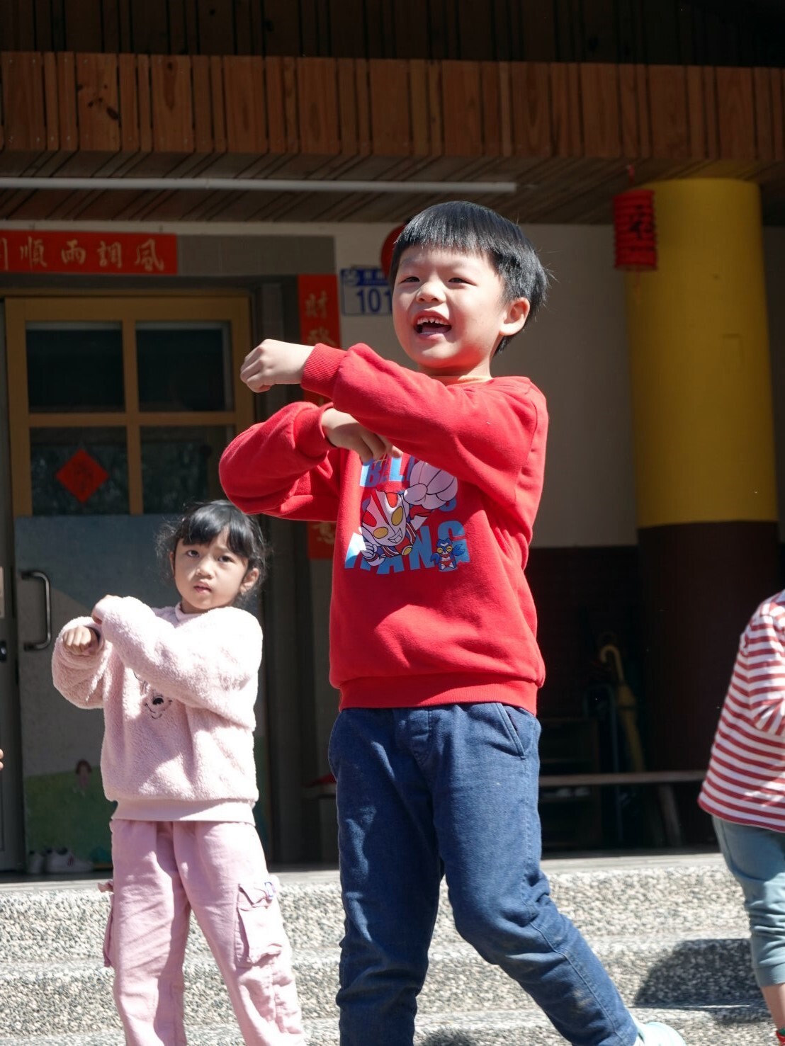 孩子們在舞台上盡情展現自信與活力,沉浸於新春表演的喜悅之中,現場洋溢歡樂氣氛