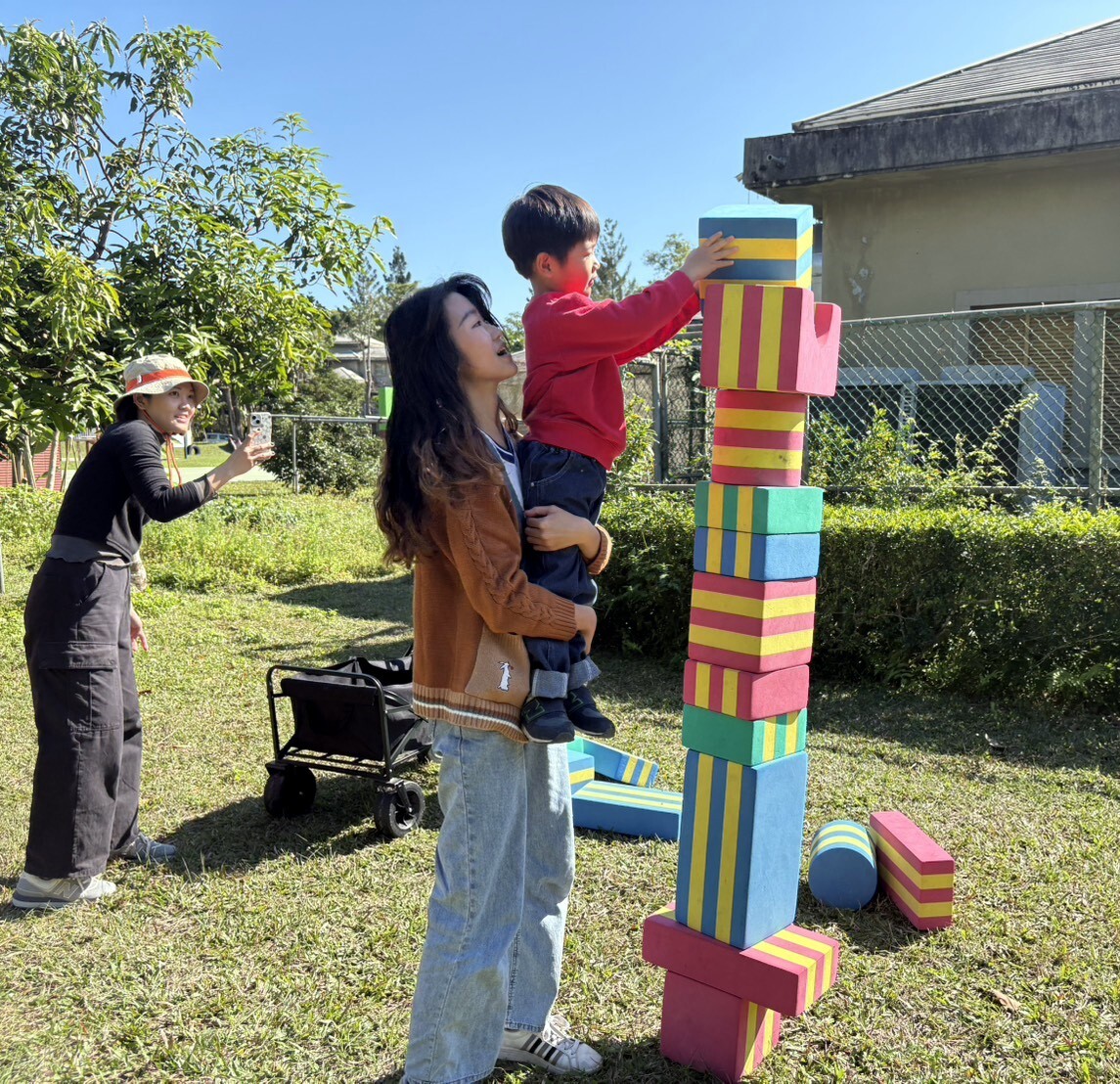 師生合力堆疊泡棉積木,打造象徵辭舊迎新的巨大鞭炮,展現合作與挑戰精神