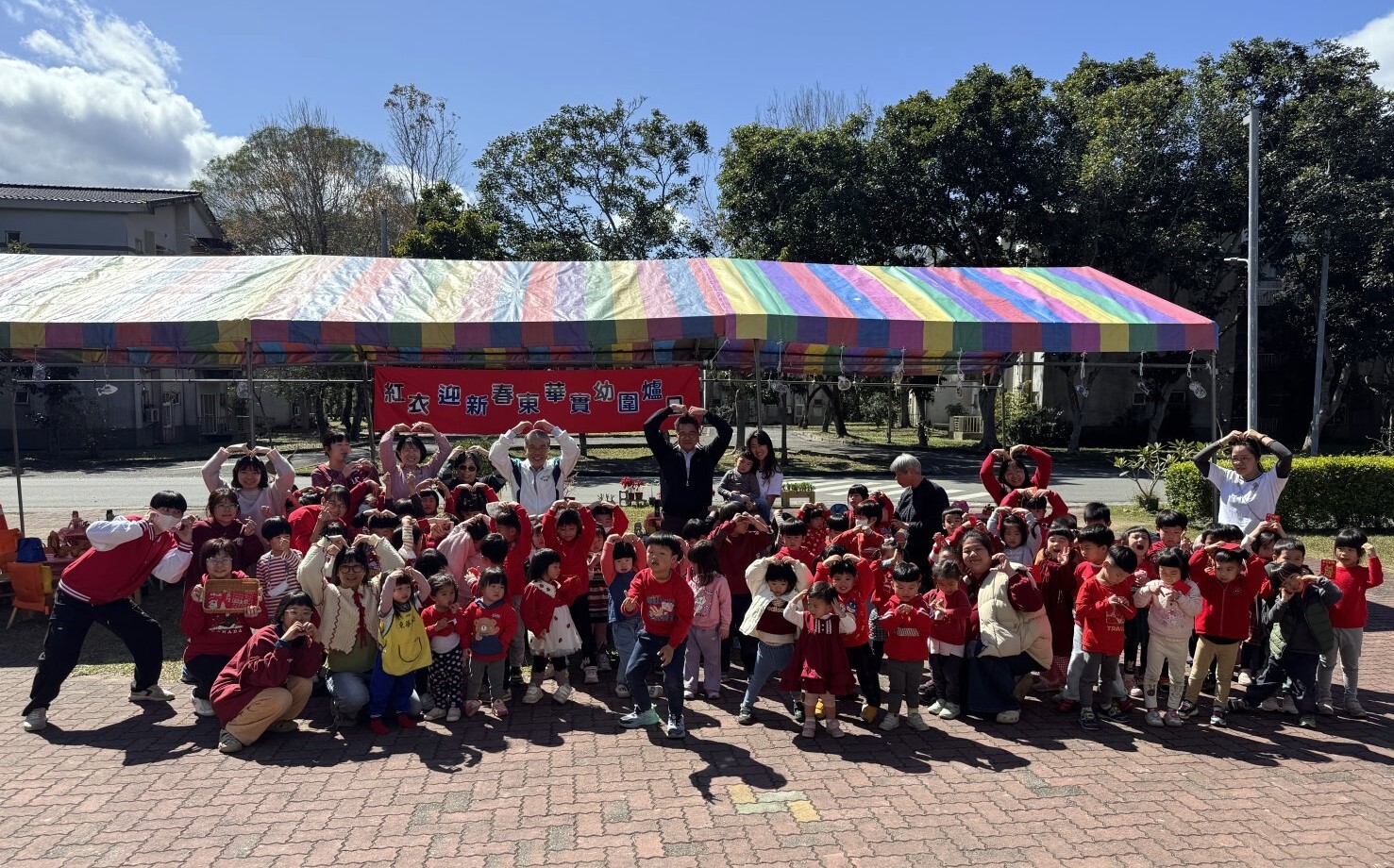 師生齊聚棚架前合影,在濃厚年節佈置中留下溫馨回憶