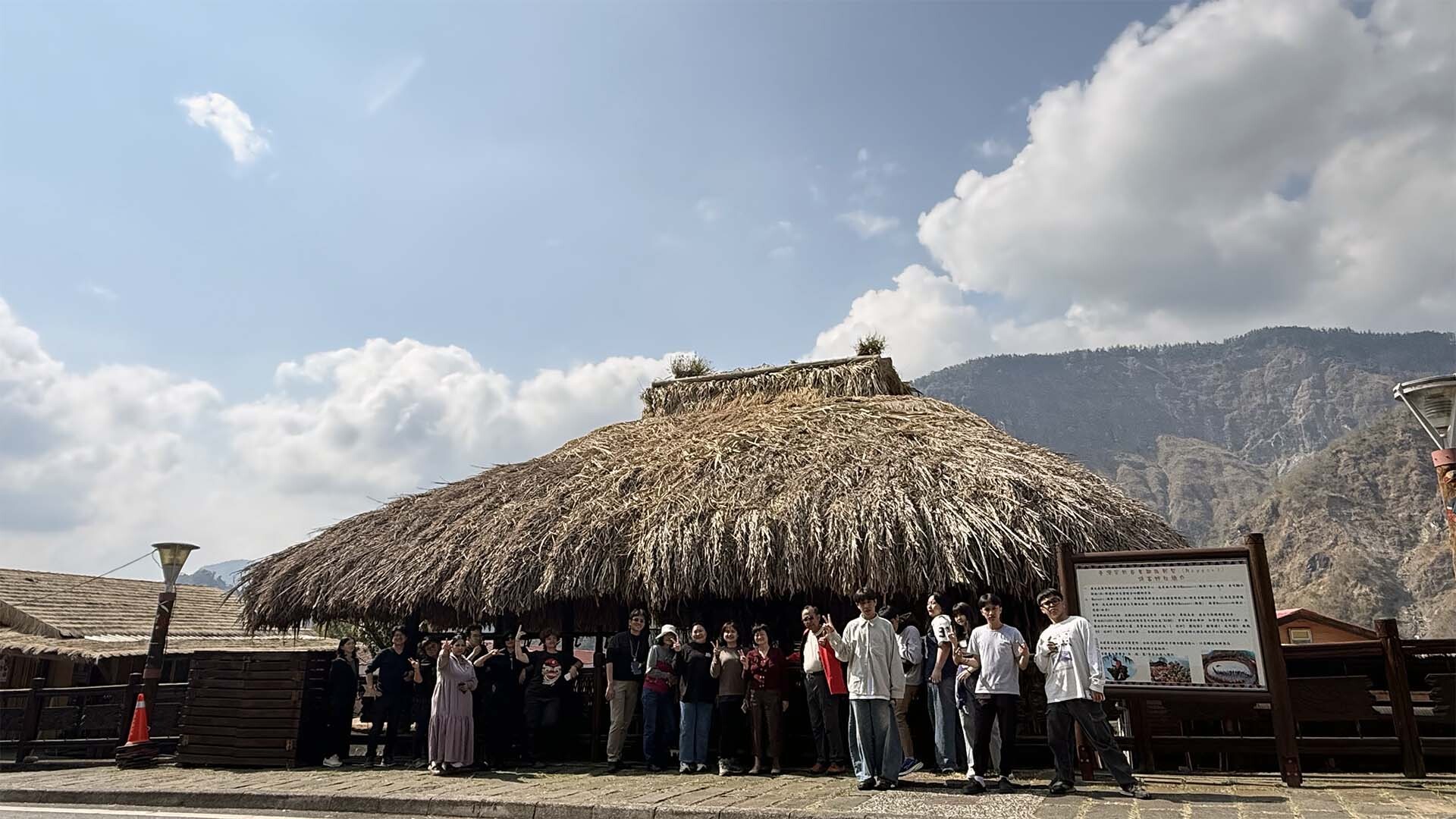 參訪人員於鄒族kuba前合影(庫巴,意旨男子聚會所)