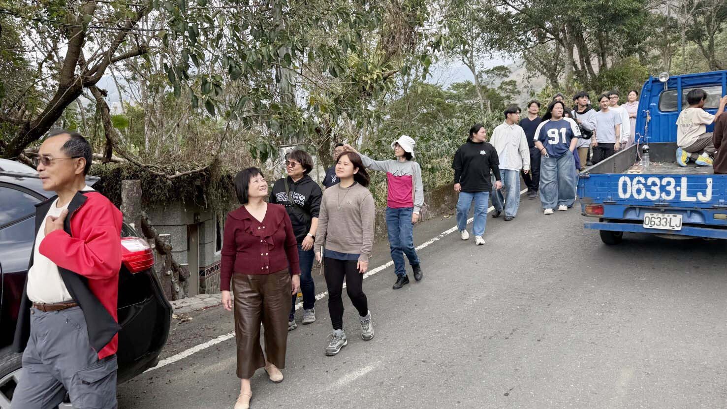 原住民民族學院前院長浦忠成,現任監察院委員,帶領學員進行部落走讀