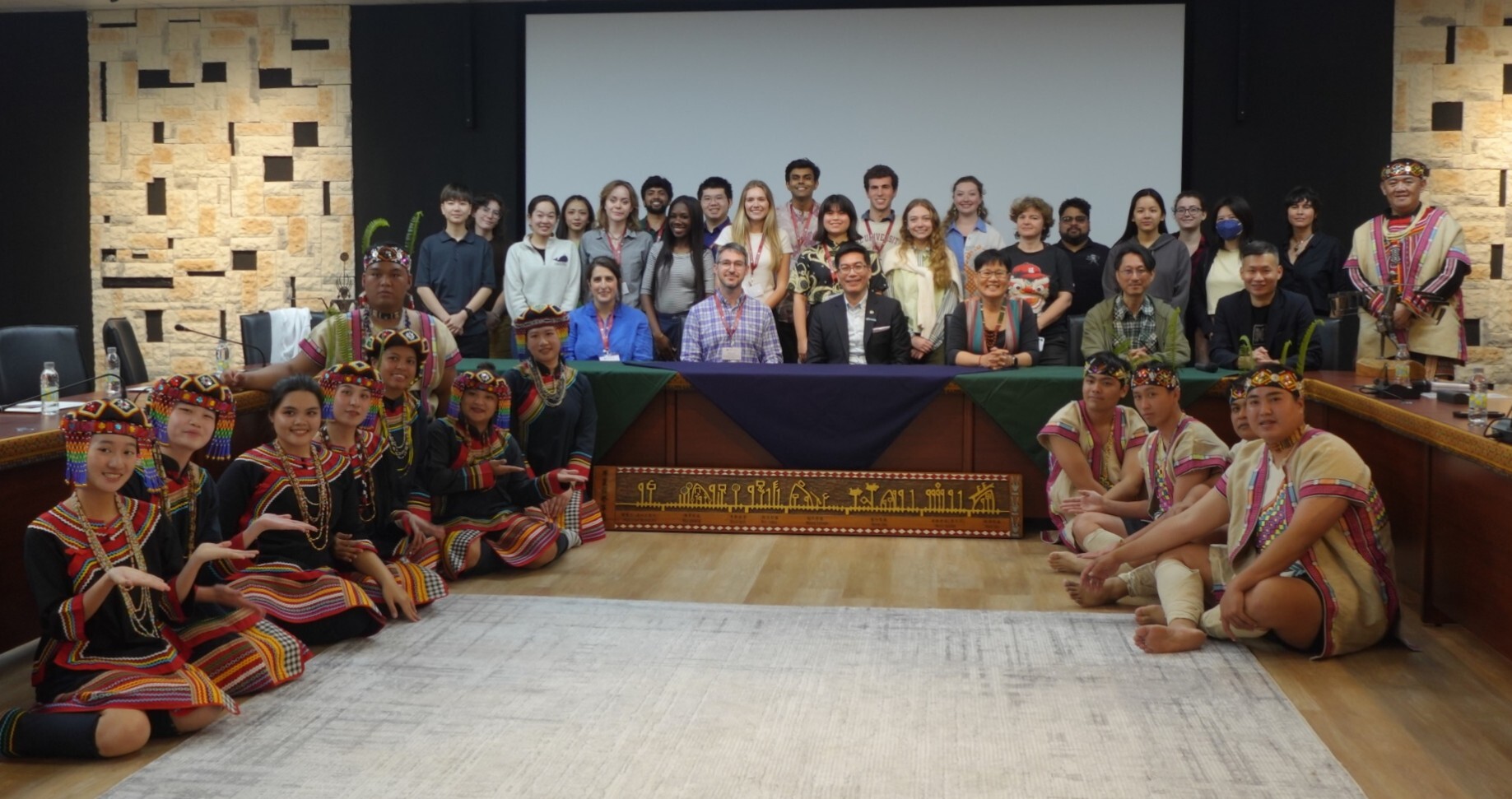 芝加哥大學訪問團參訪東華,原住民民族學院舞蹈團帶來布農族傳統舞蹈表演合照