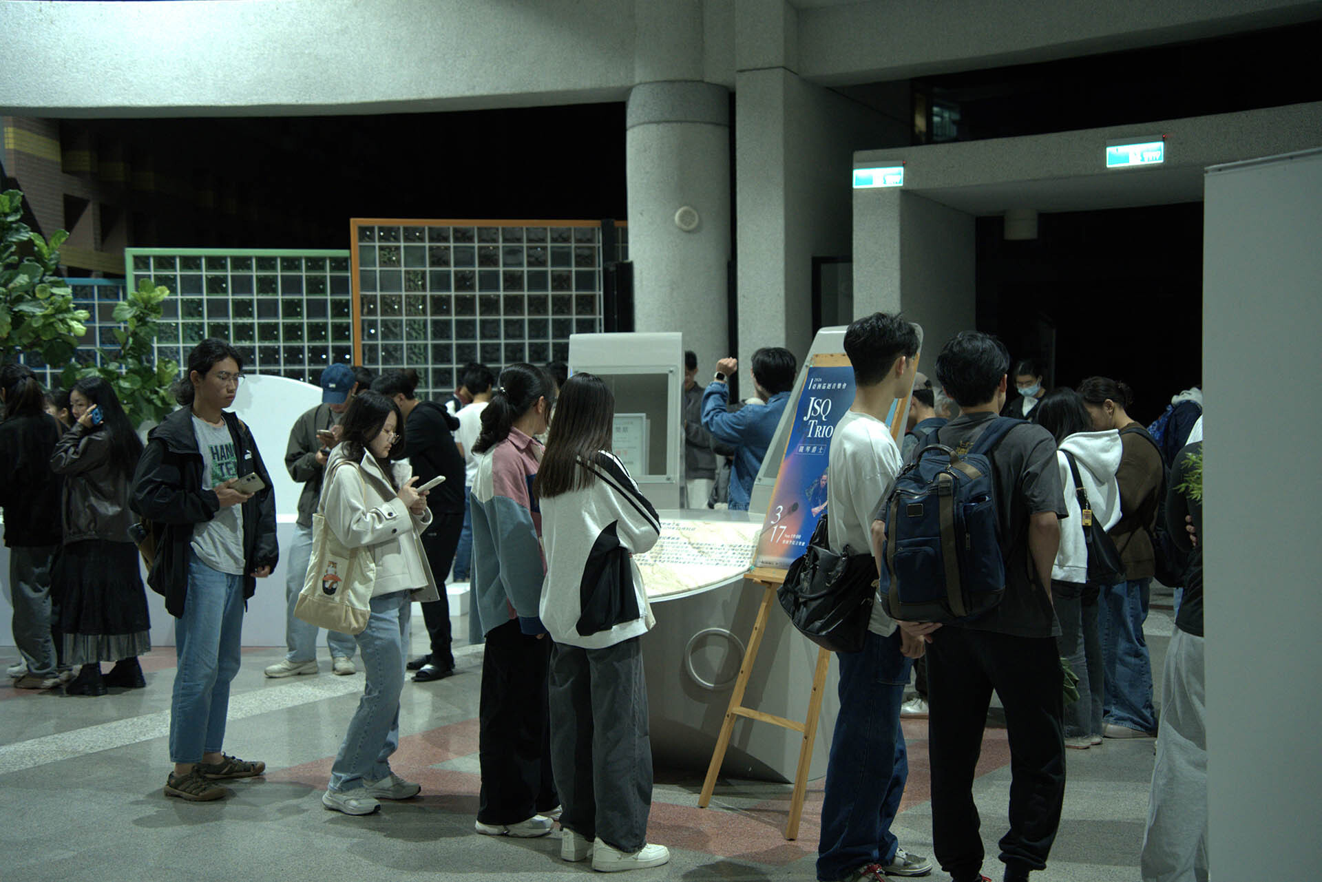 開場前聚集排隊等候入場的觀眾