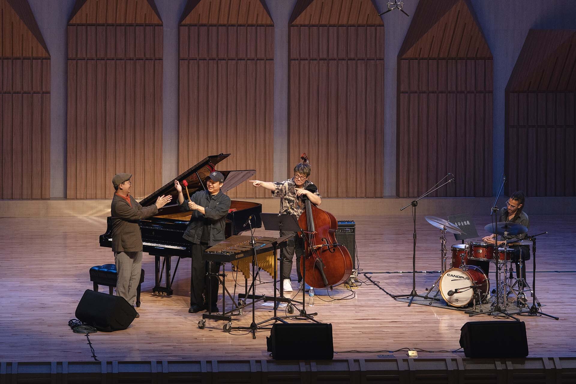 音樂會尾聲加入東華音樂系爵士組校友鋼琴手吳昱辰老師演奏