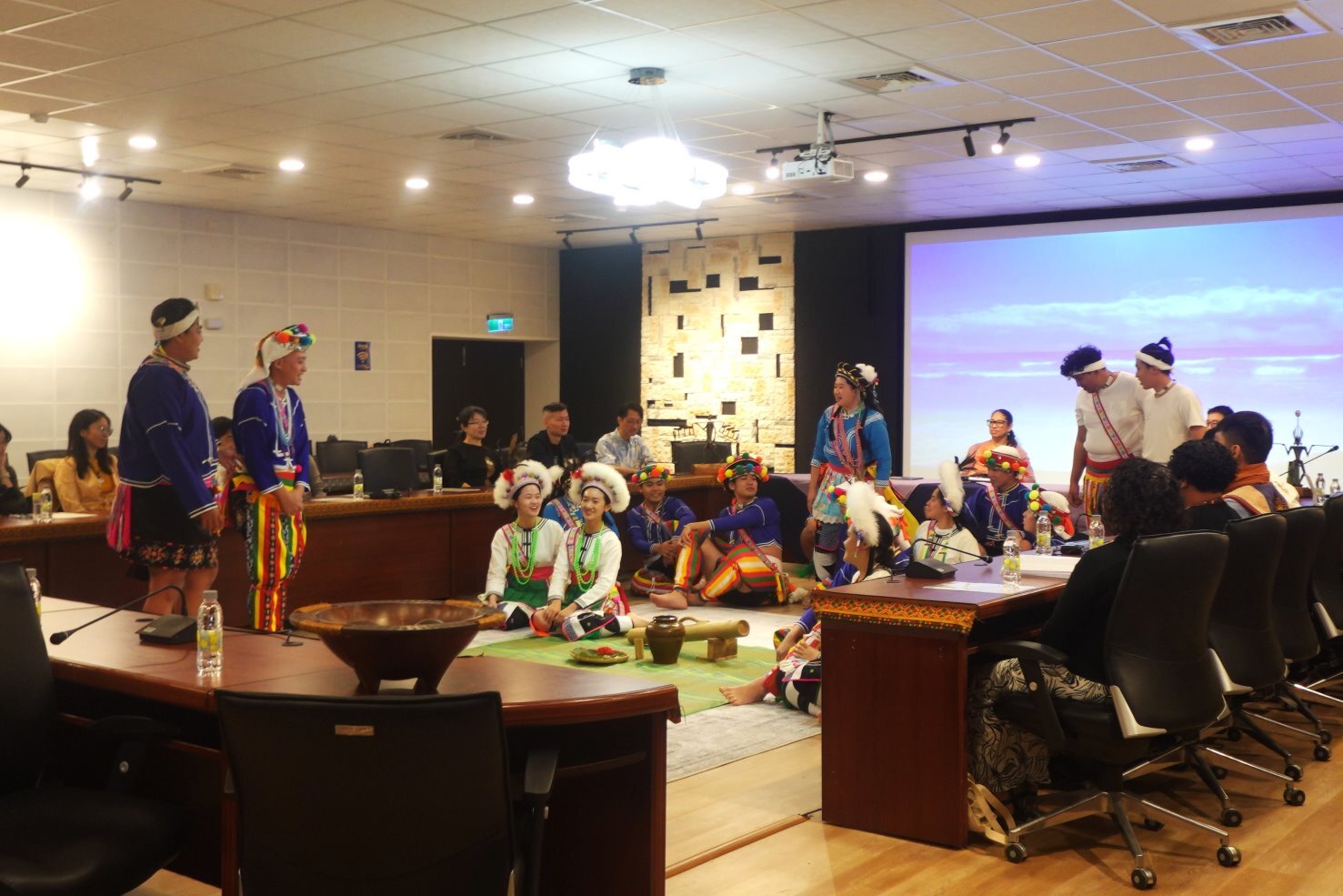 東華原住民族學院舞蹈團帶來阿美族傳統舞蹈表演