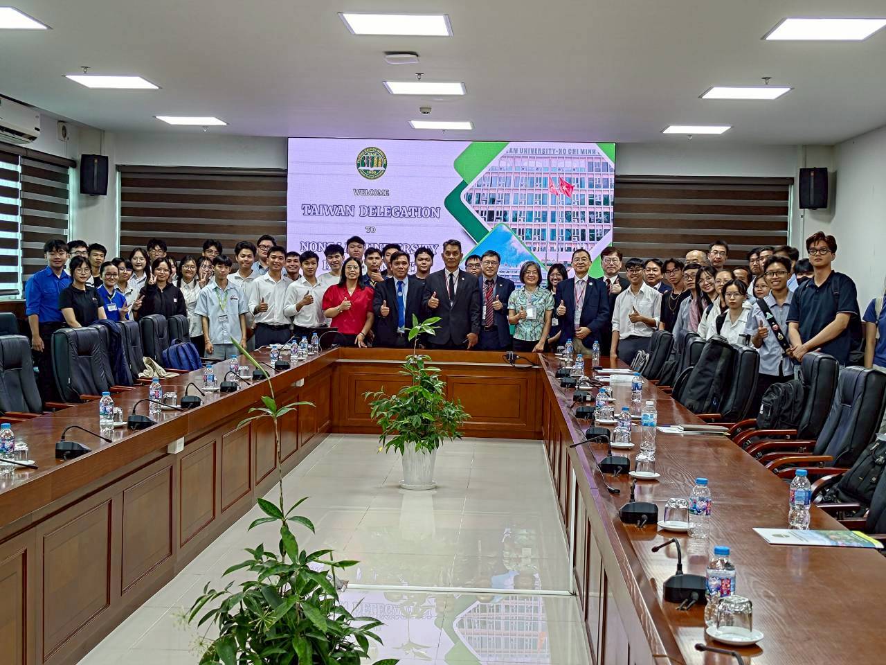 東華大學徐輝明校長率團赴胡志明農林大學交流與座談師生合影