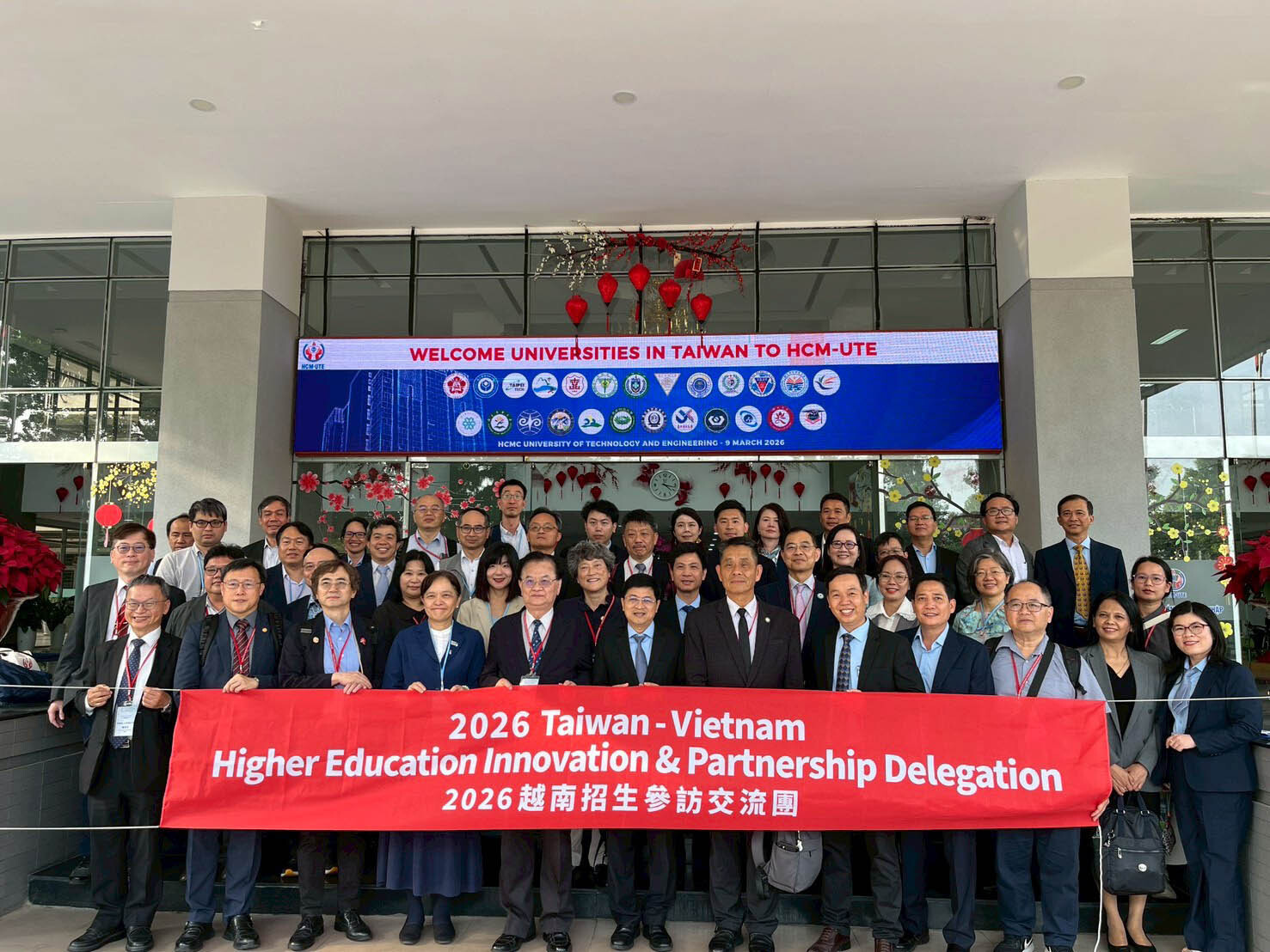 徐輝明校長帶領臺灣21所大學參訪團拜訪胡志明科技工程大學