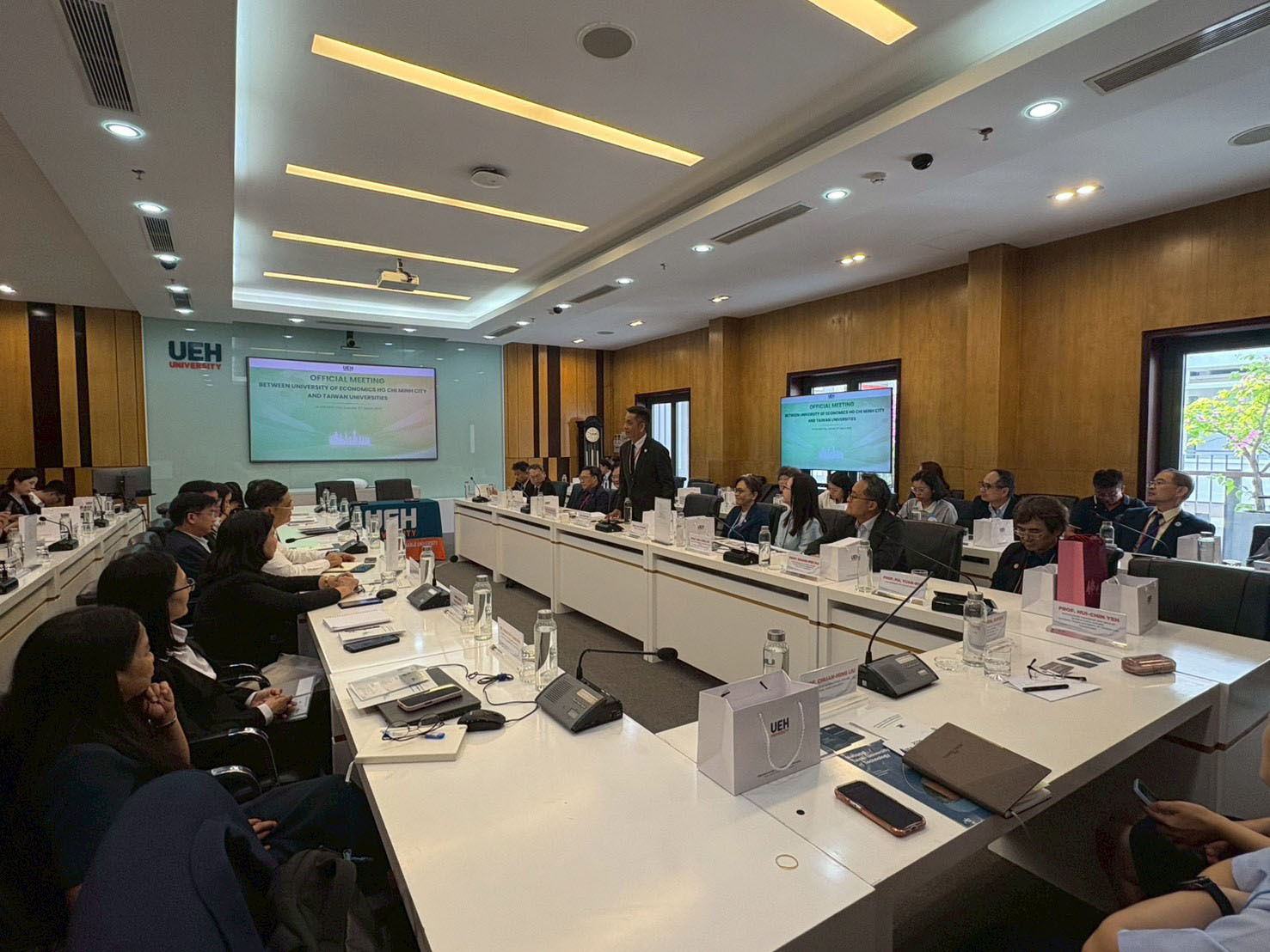 徐明輝校長向胡志明經濟大學代表介紹台灣交流參訪團