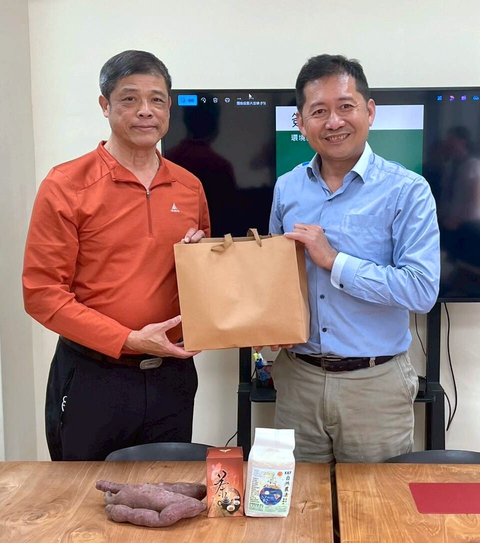 欣欣水泥與東華大學碳中和研究中心交換禮物