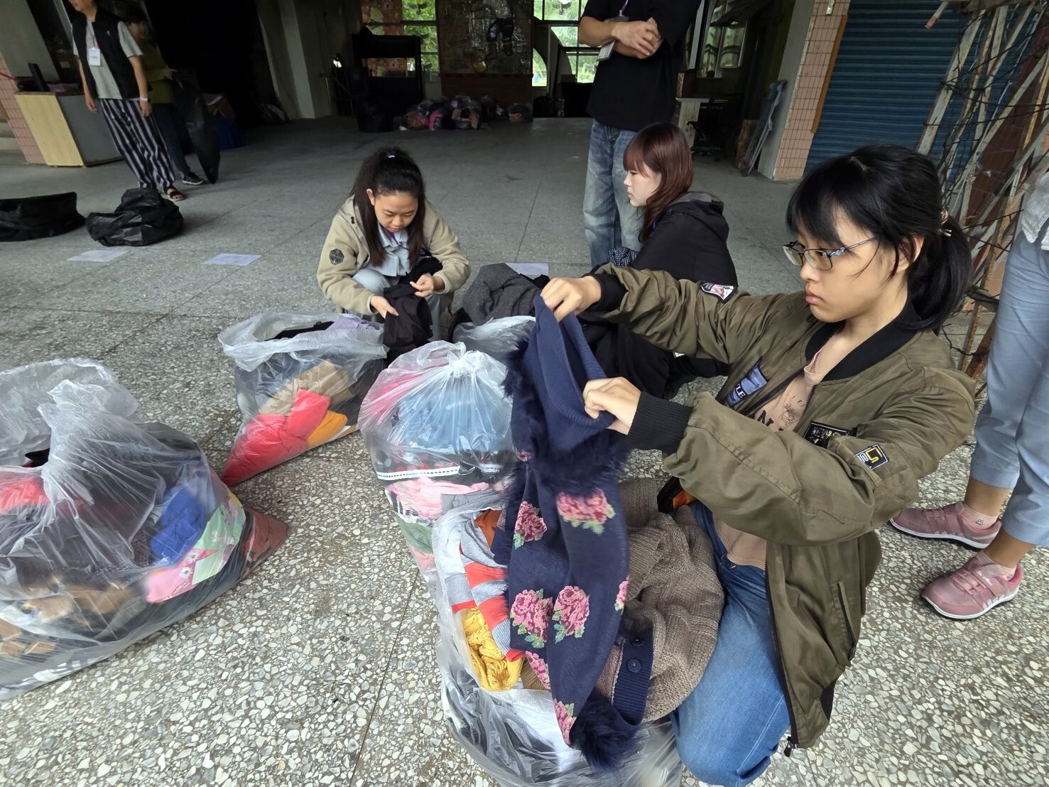 學員們從不同回收衣物中進行作品發想與找尋適合衣料