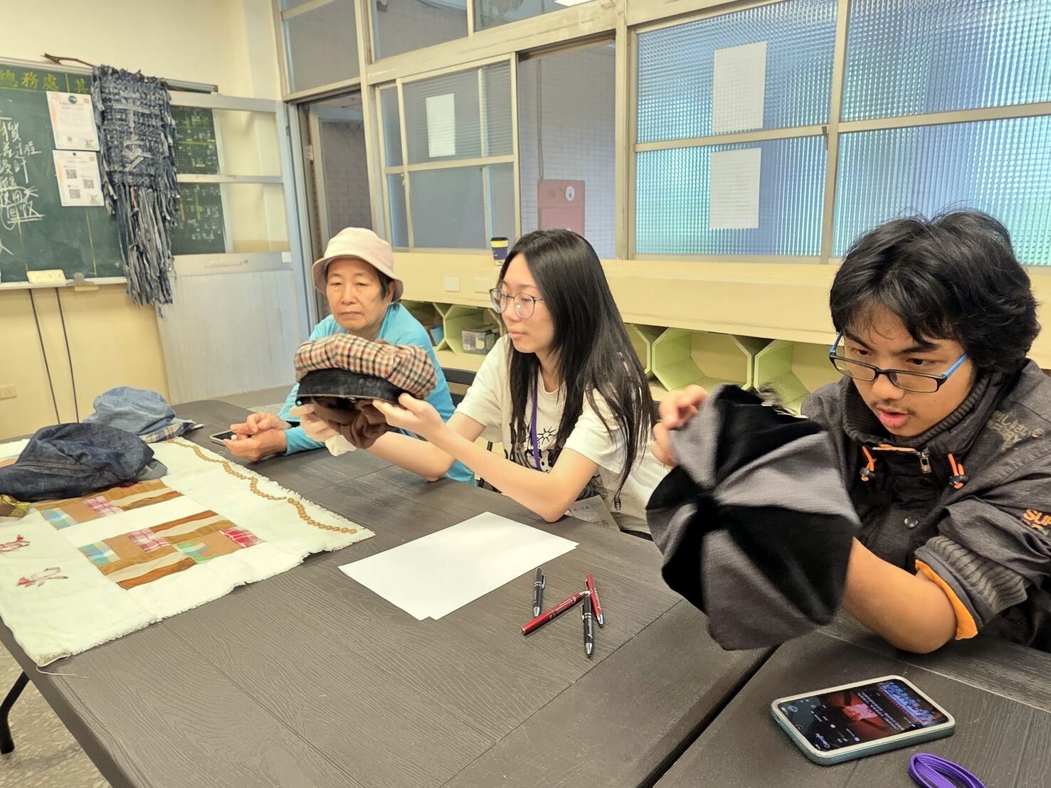 學員們針對不同織物特性展開認識與討論