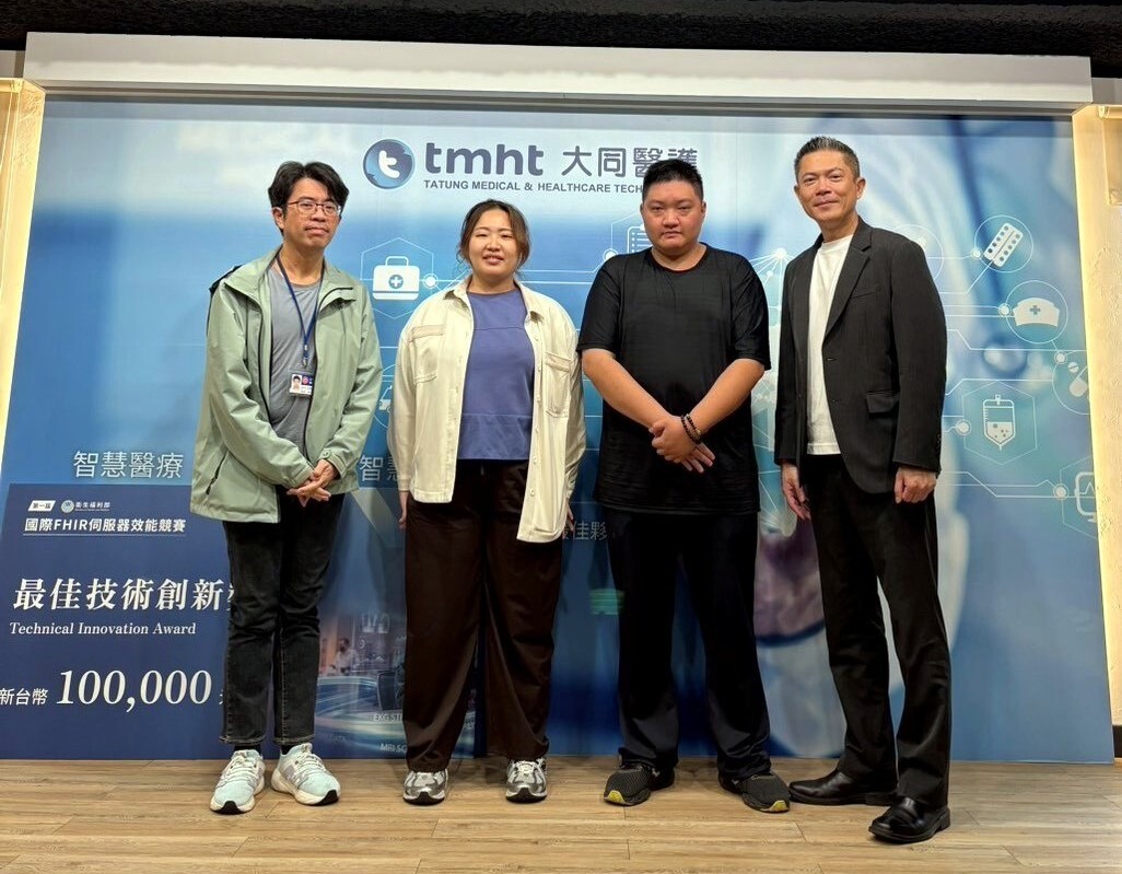 大同醫護股份有限公司總經理張智為(右)與學生合影