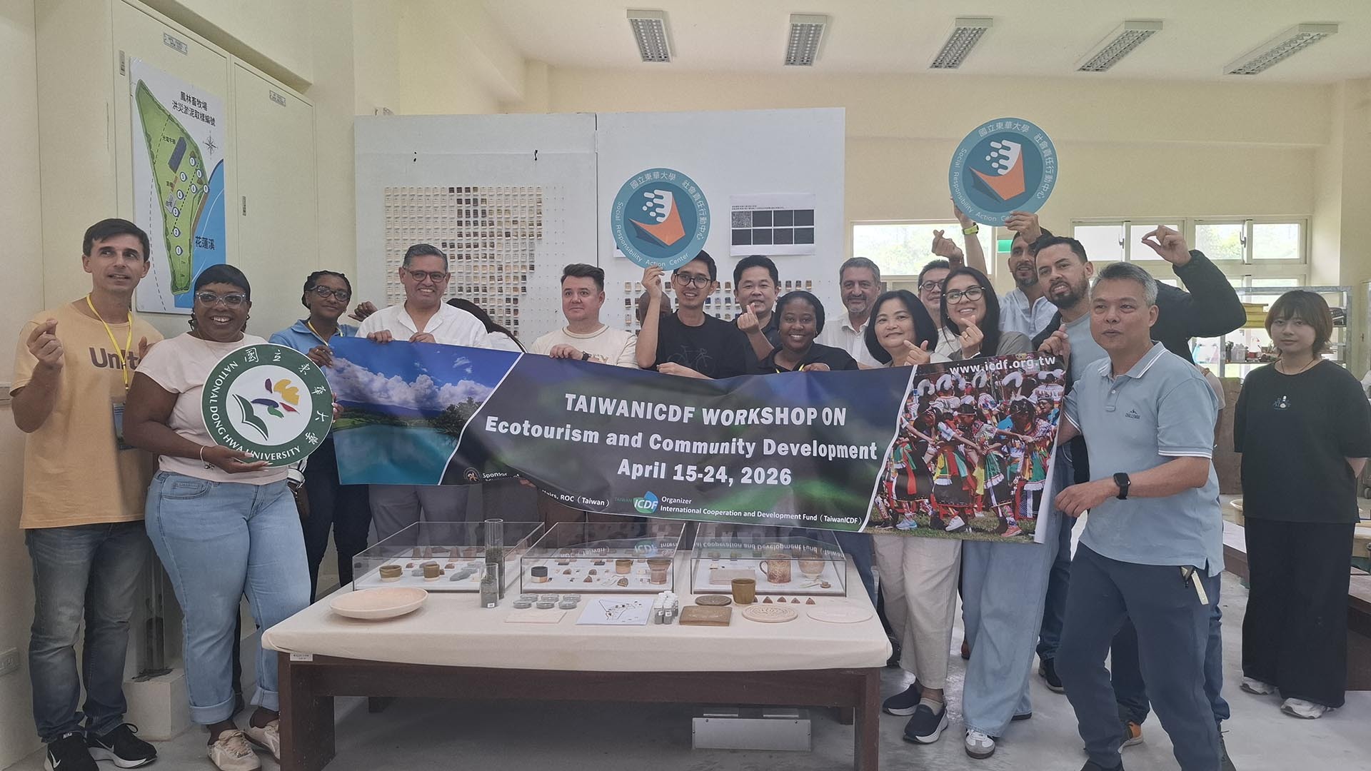 USR團隊與國際友人一起在交流後合影
