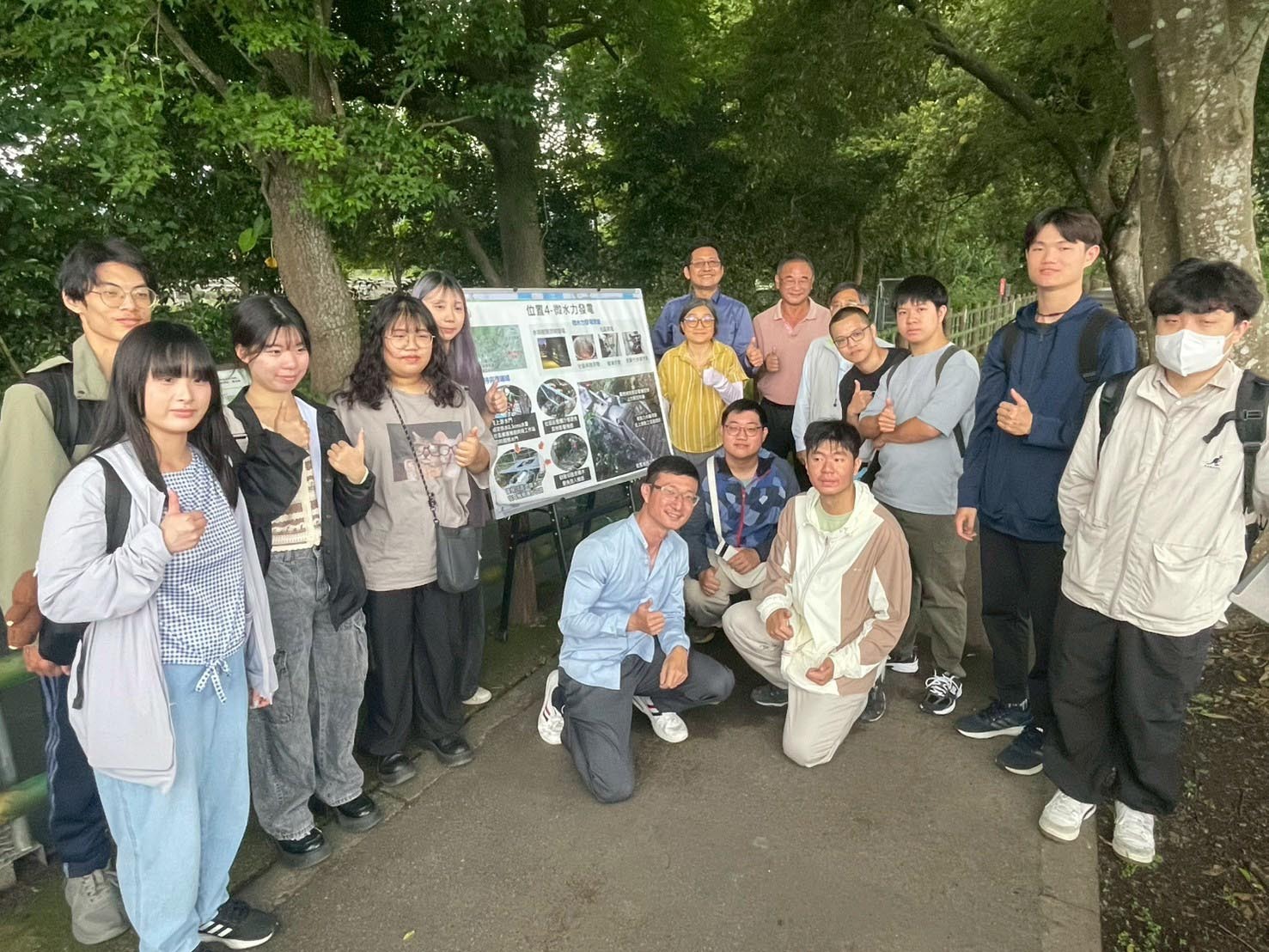 解說時與社區發展協會總幹事合影
