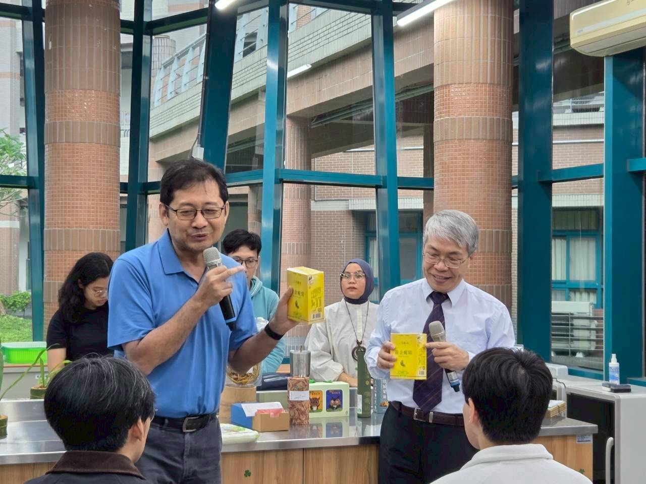 花師教育學院院長與環境暨海洋學院合作說明碳標籤農產品