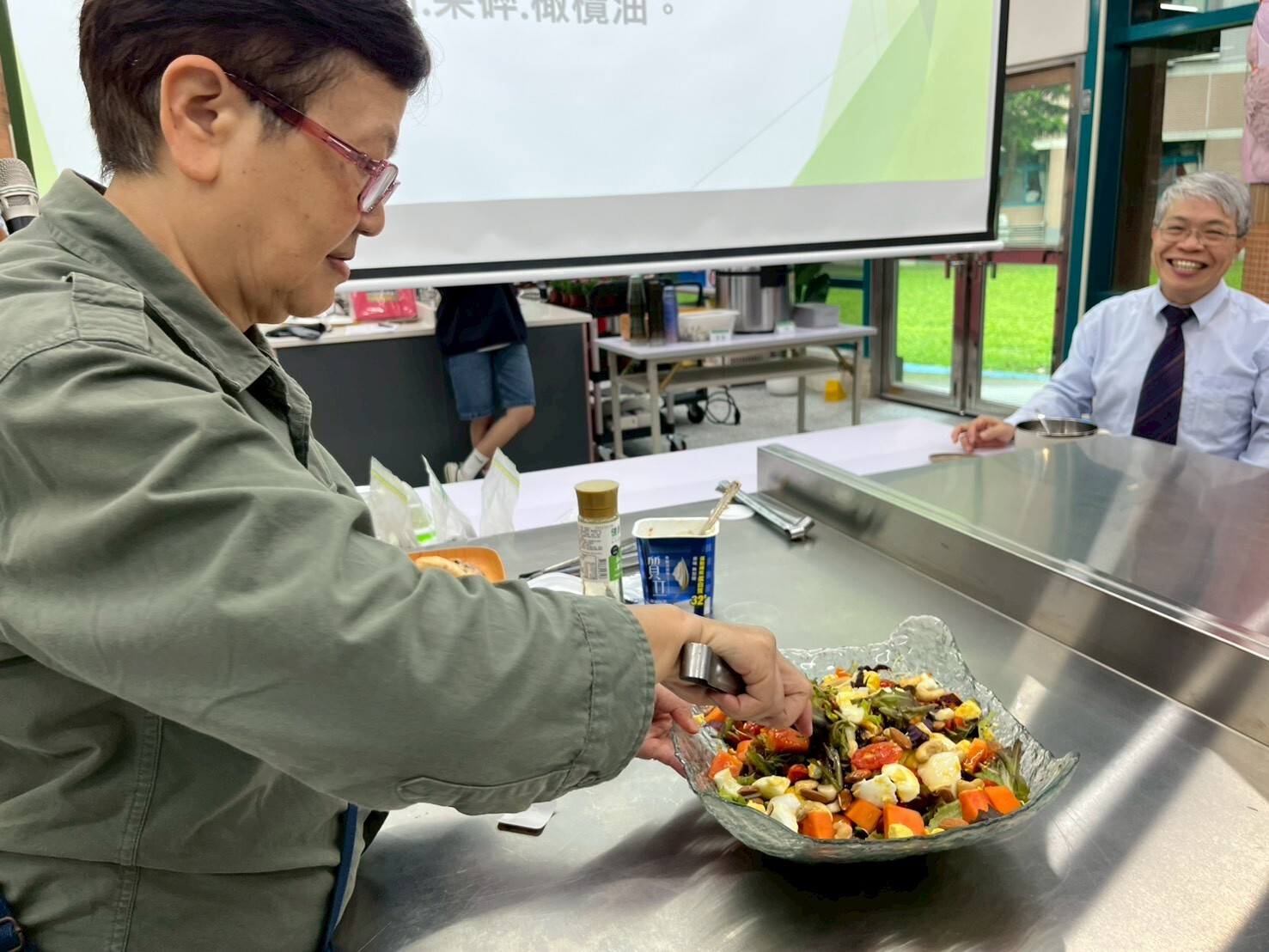講師以有機農法食材低碳烹調