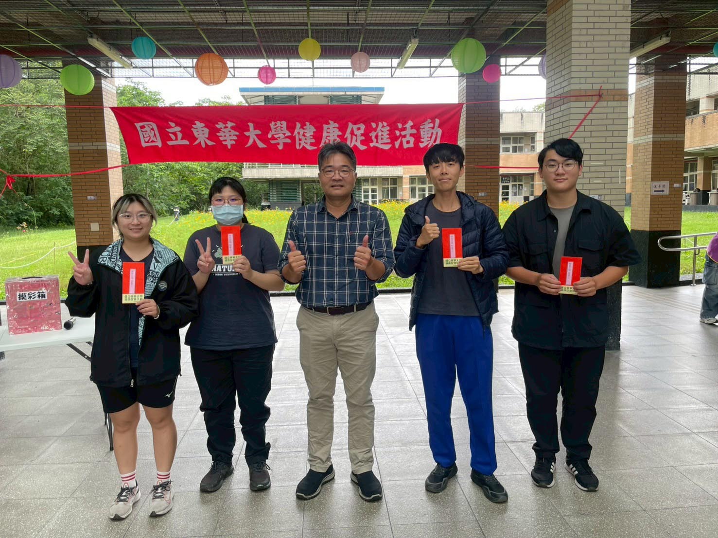 獲得學務長獎 也是最大獎的四名同學超級開心