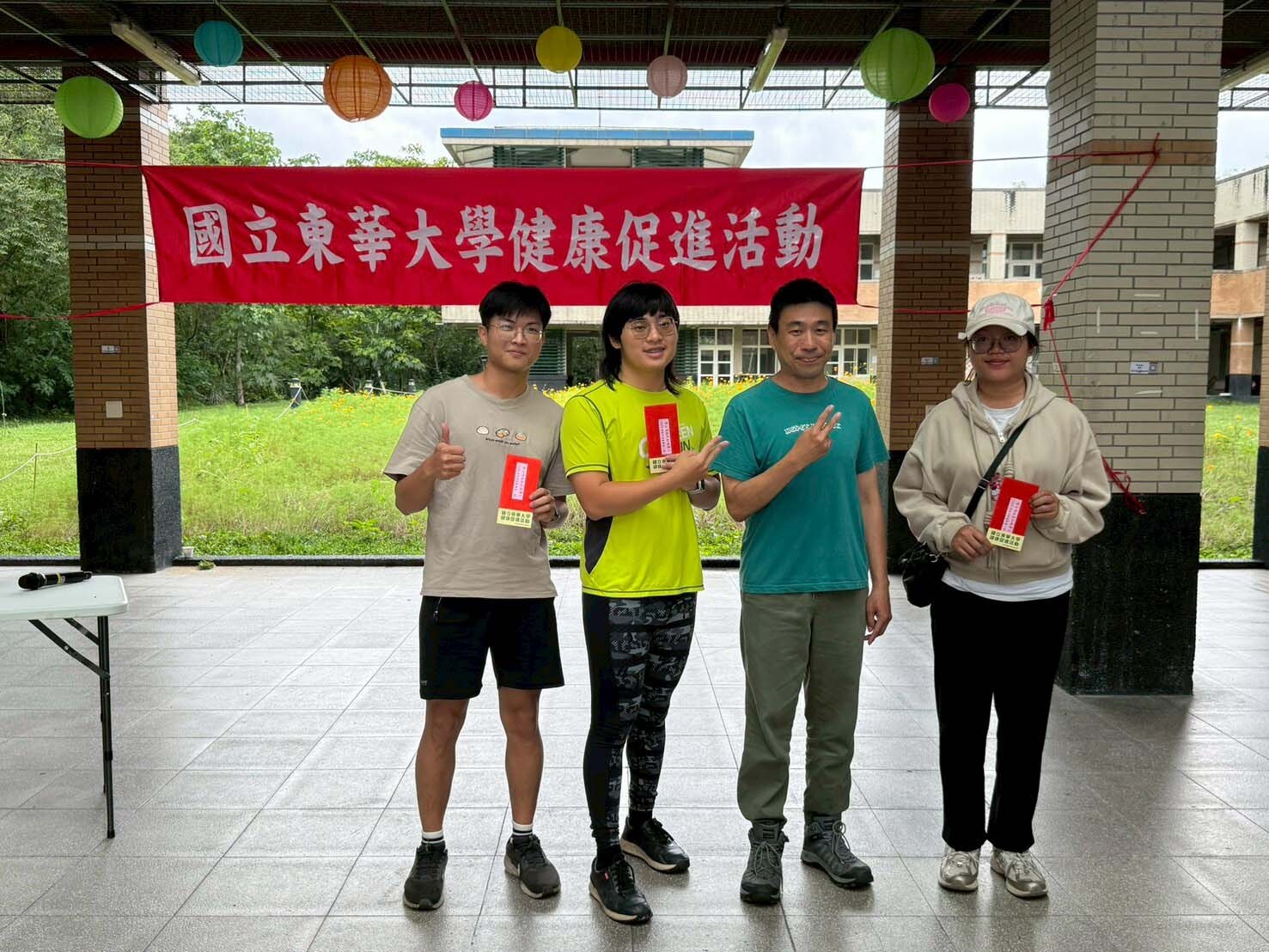 獲得黎組長名店牛排餐券的學生樂開懷