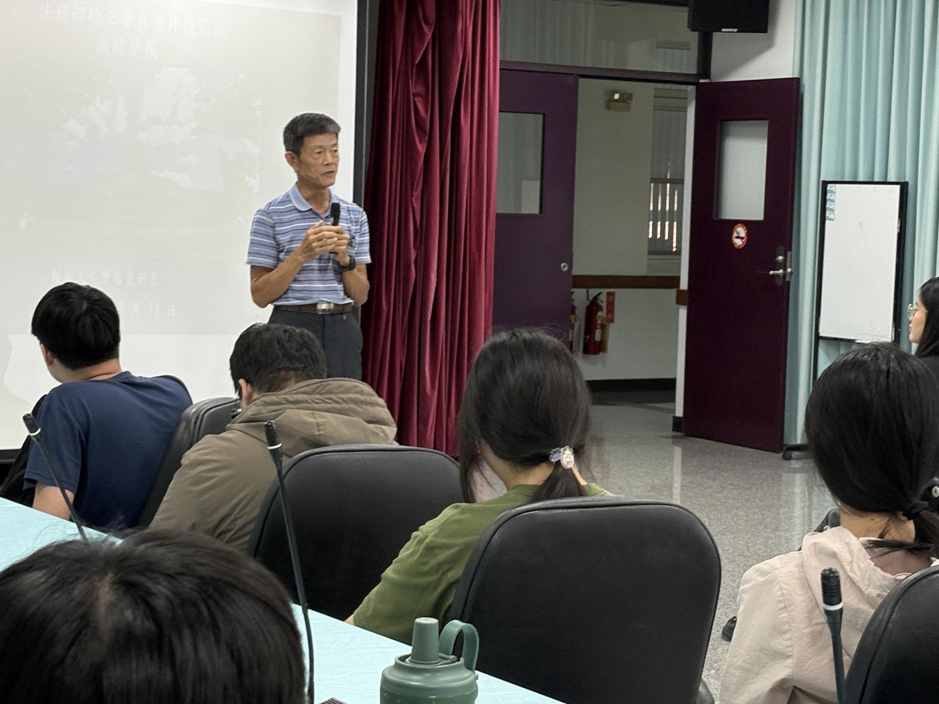 曾富良科長解說,並鼓勵學生報考獄政公職