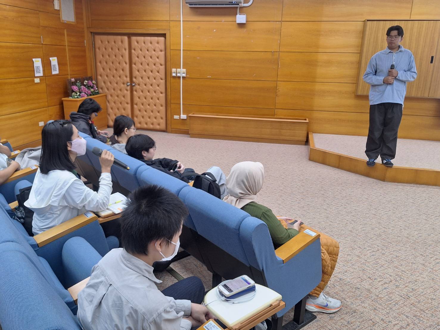 講師現場回應學生對留臺工作與求職準備之相關提問