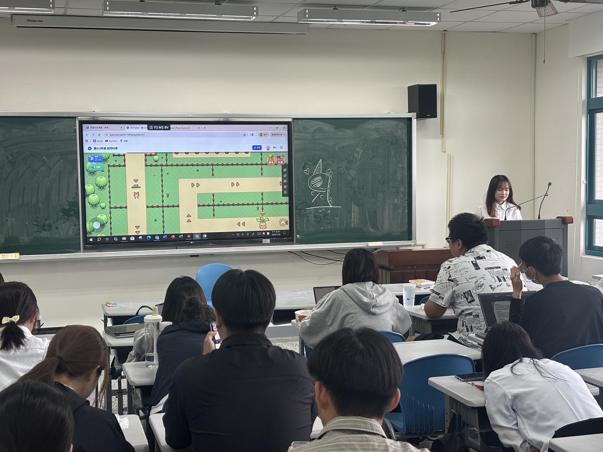 學生展示製作的教學輔助遊戲