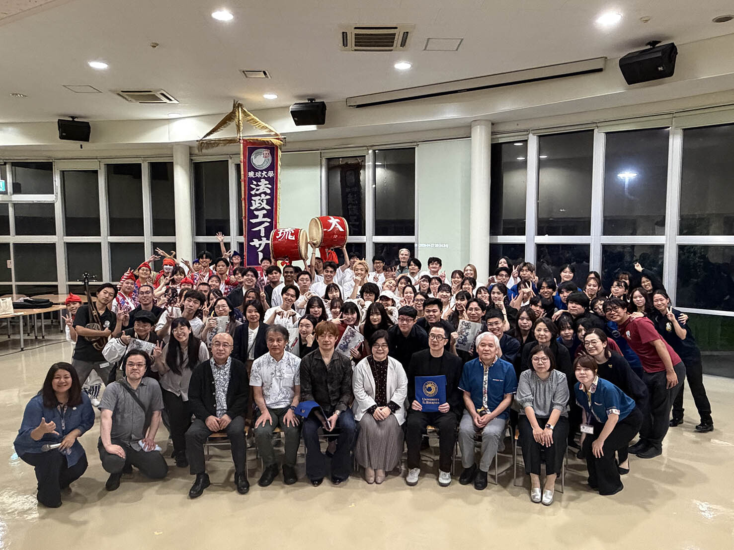 東華音樂系、藝文中心與姊妹校「琉球大學」的學生們在表演結束後留影紀念