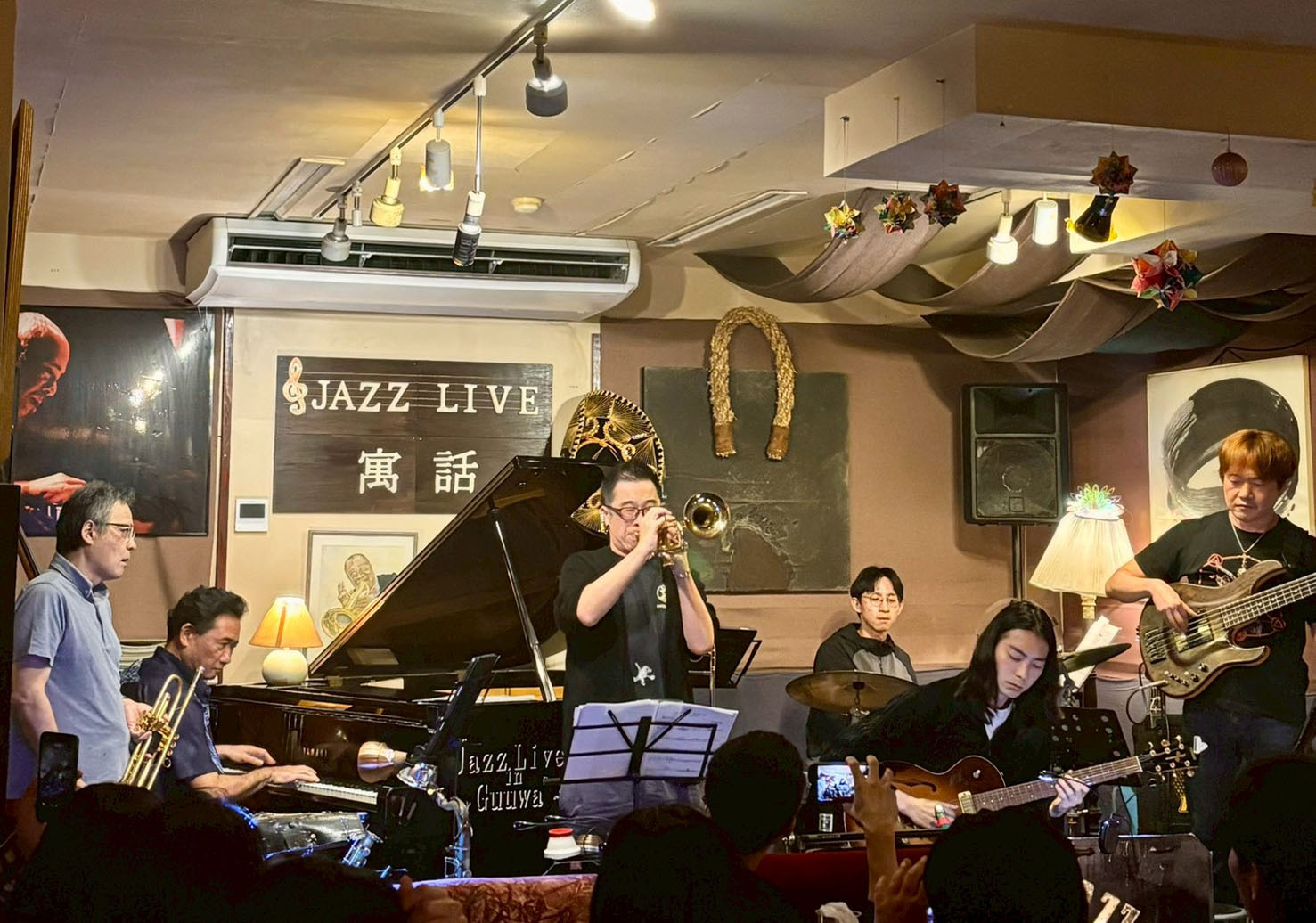 經由琉球大學木暮副校長安排,讓音樂系學生有機會與當地音樂家同台交流